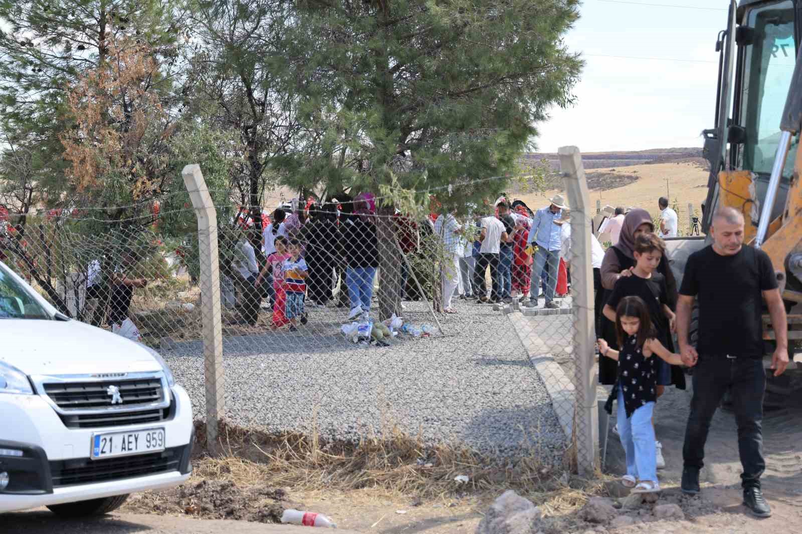 Türkiye’nin dört bir yanından mezarlığa gelen vatandaşlar, Narin’in mezarının şehitlikte olmasını istiyor