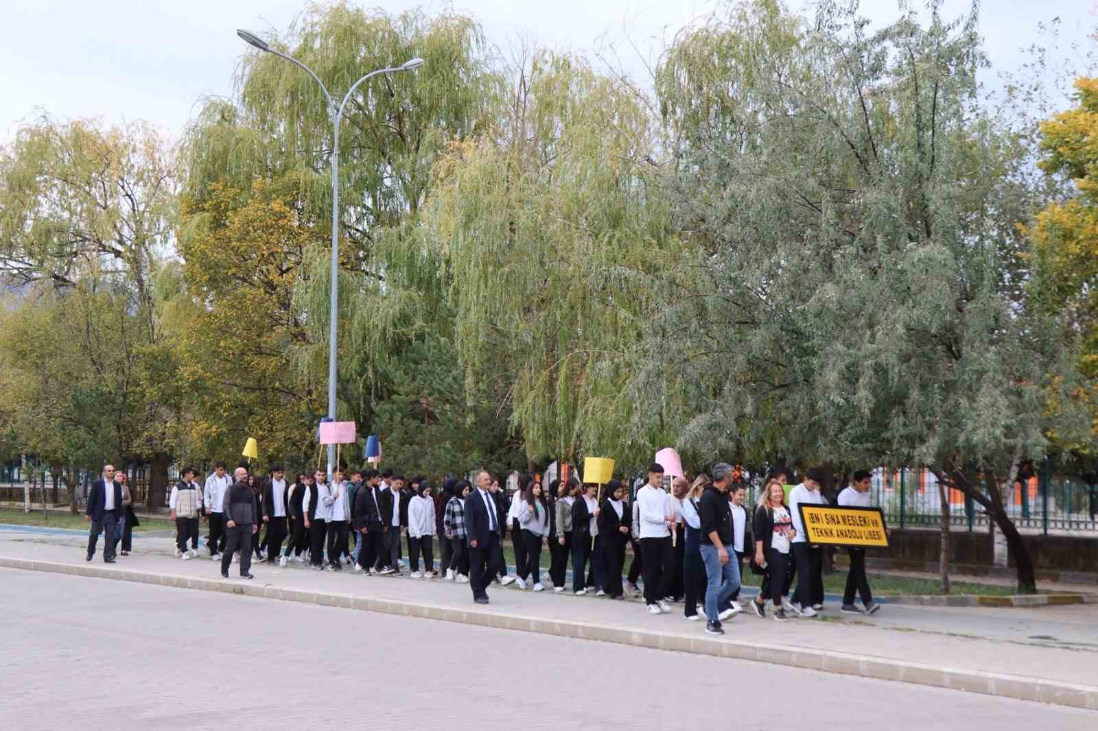 Oltu’da sağlıklı yaşam yürüyüşü düzenlendi