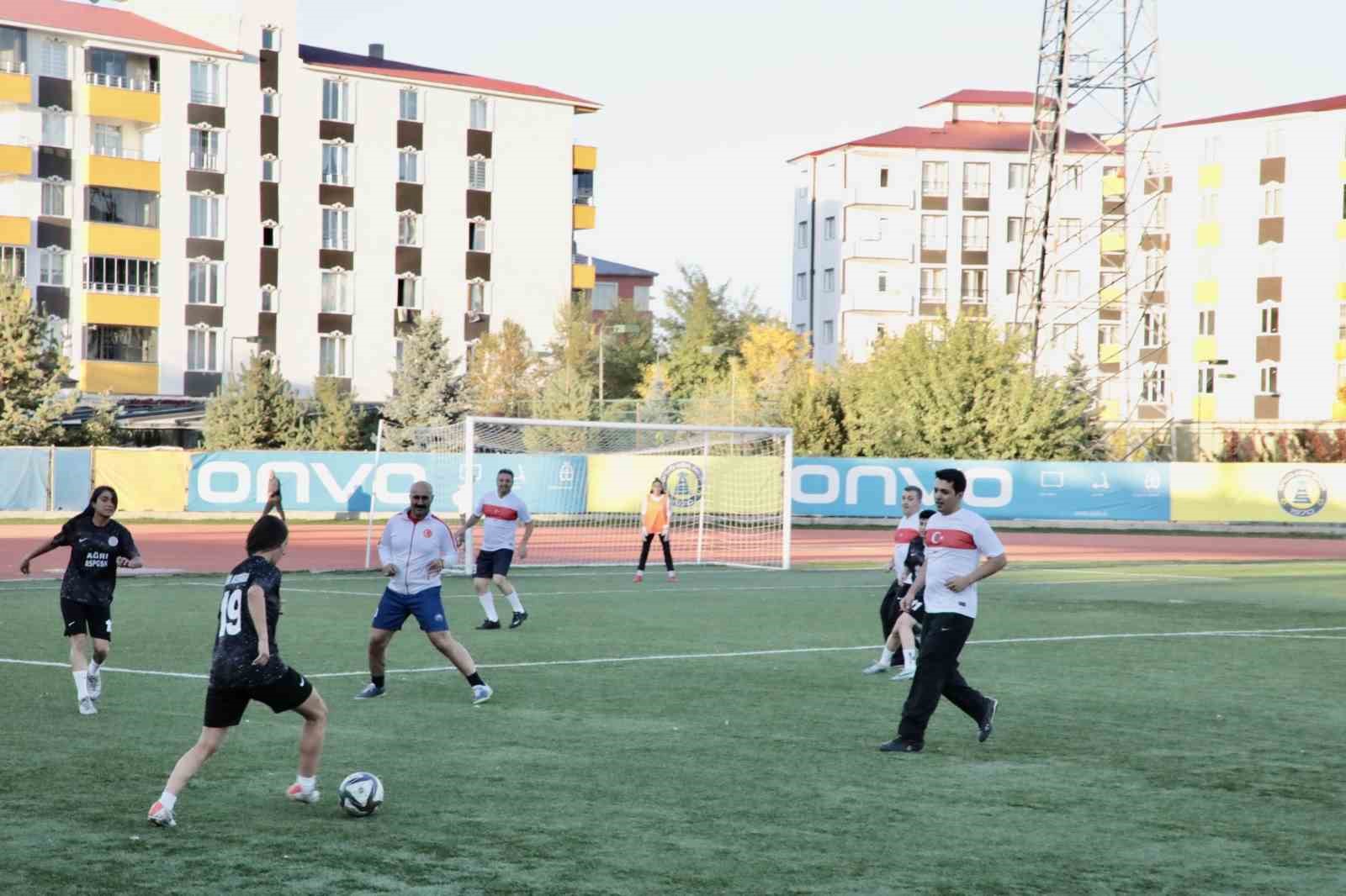 Ağrı’nın tek kadın futbol takımı, “kız çocukları” için yeşil sahada ter döktü