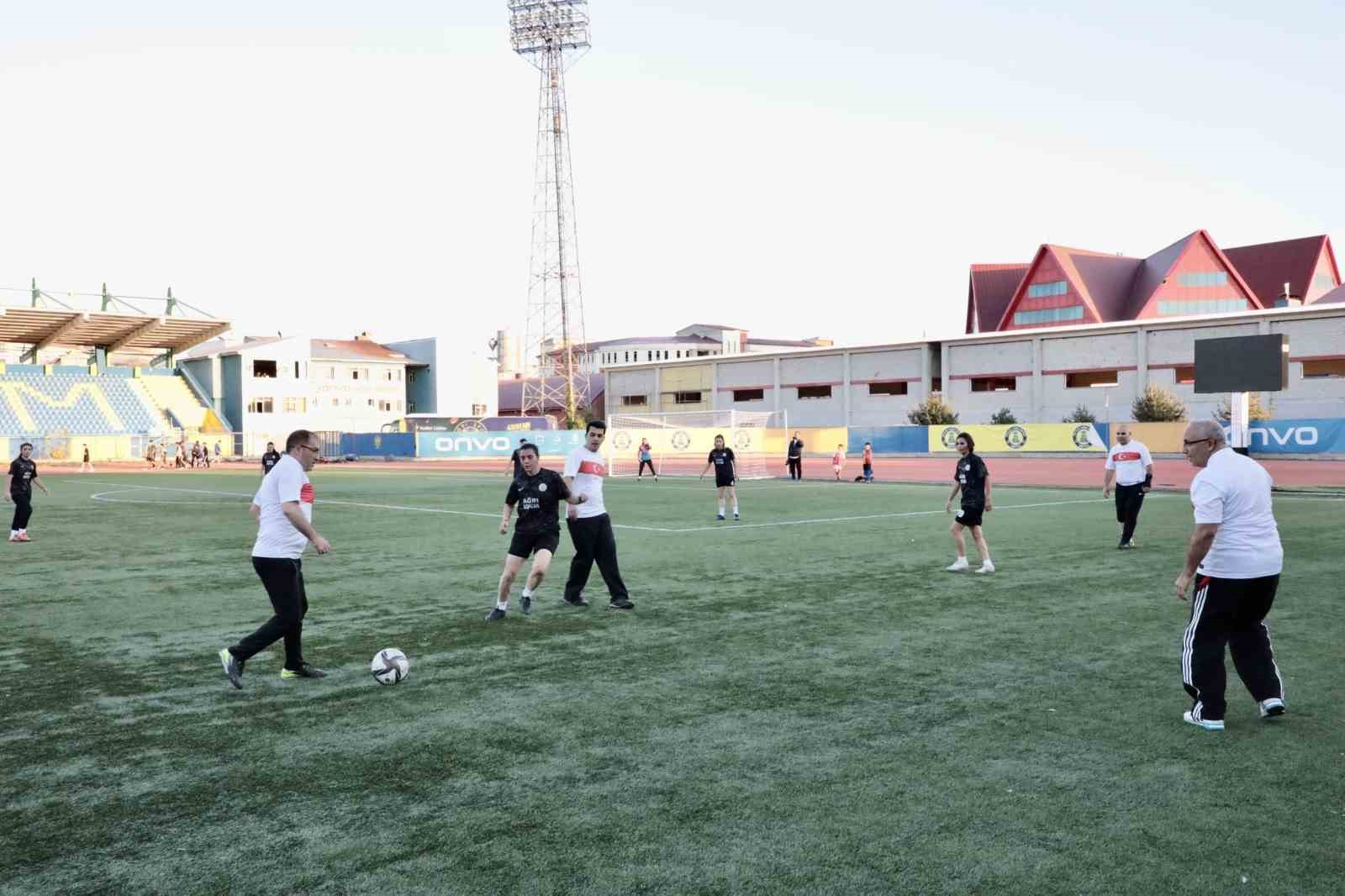 Ağrı’nın tek kadın futbol takımı, “kız çocukları” için yeşil sahada ter döktü