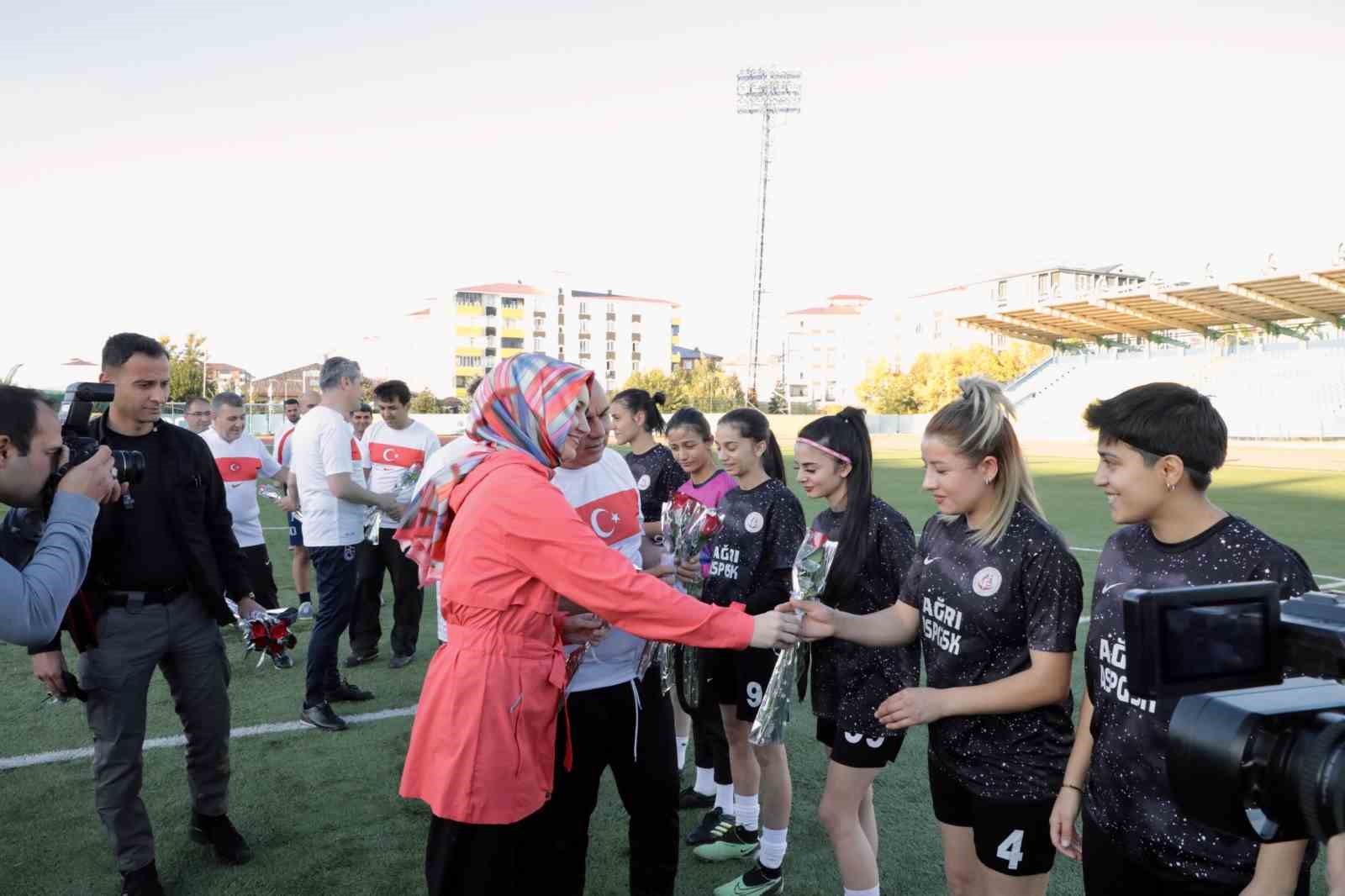 Ağrı’nın tek kadın futbol takımı, “kız çocukları” için yeşil sahada ter döktü