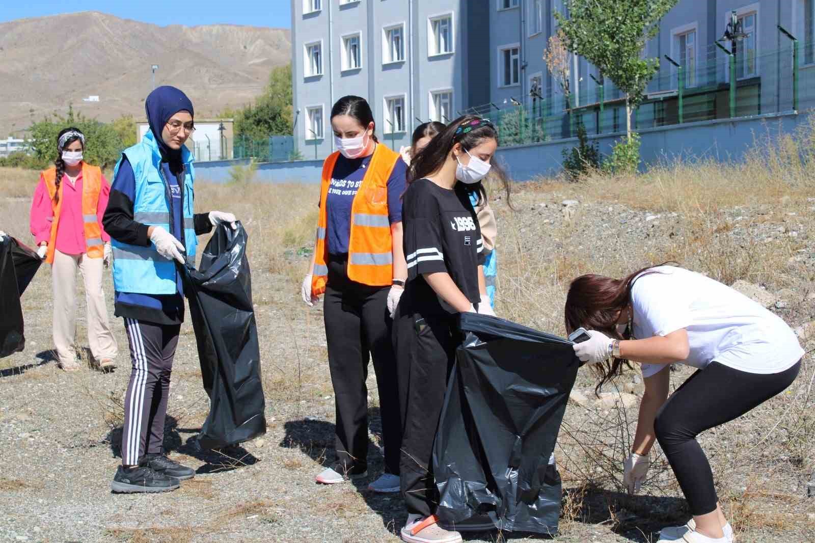 Üniversite öğrencilerinden çevre temizliği