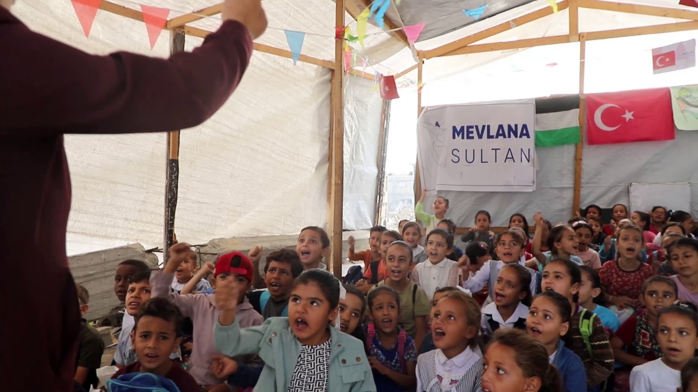 Filistinli çocuklar enkaz yığınları arasındaki çadırda eğitim görüyor