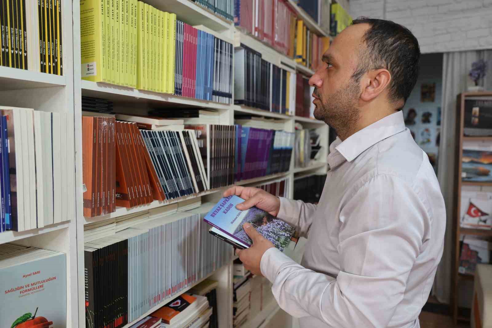 Kardeşlik duygusu artsın diye Türkiye’nin dört bir yanına kitap gönderiyor