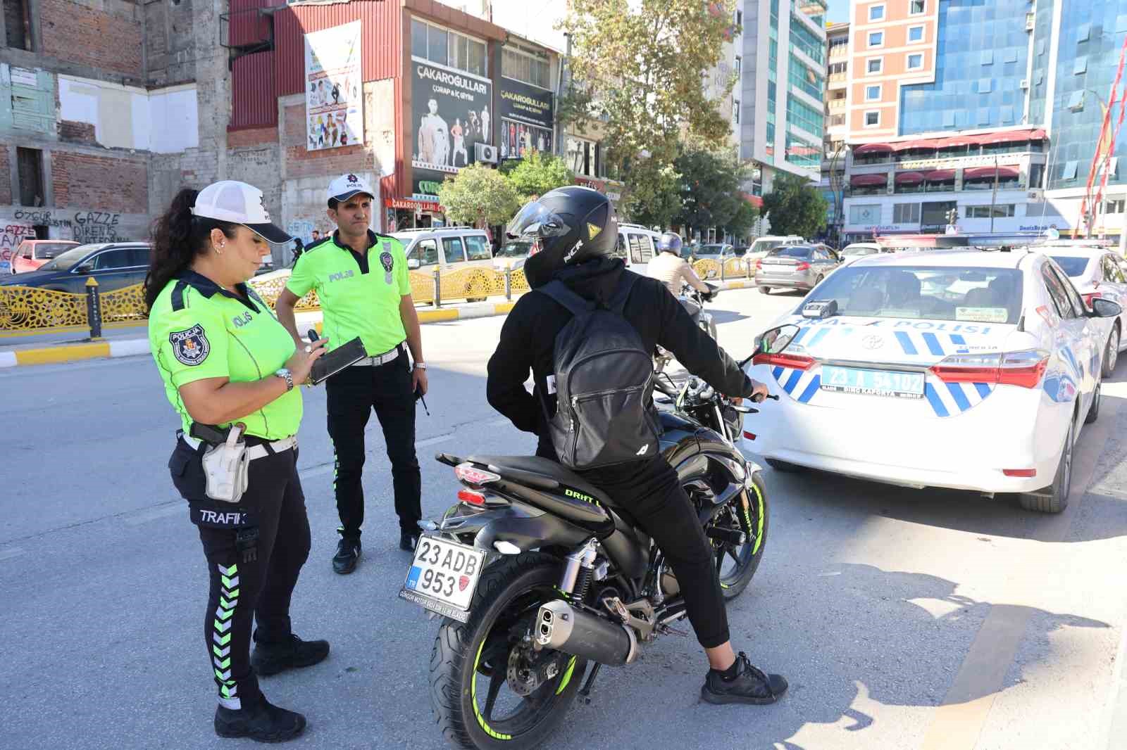 Kadın polise ‘Komutanım’ diyerek tekmil verdi: O anlar izleyenleri güldürdü