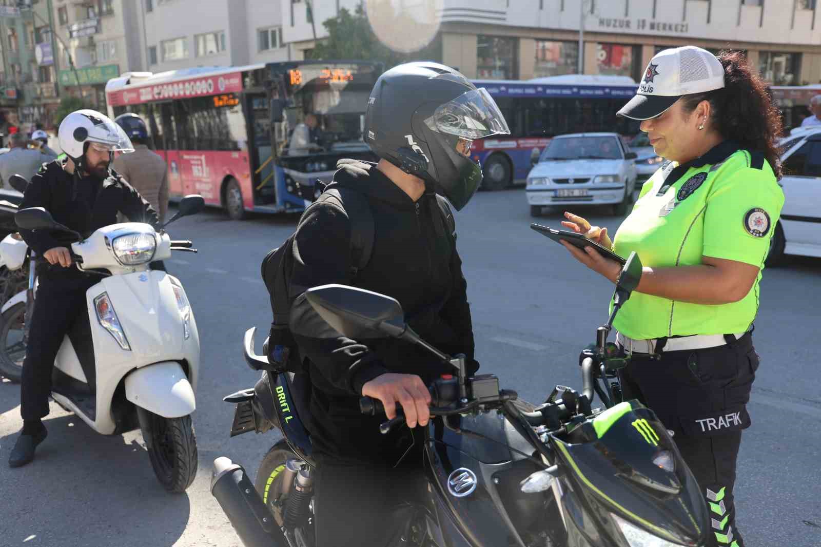 Kadın polise ‘Komutanım’ diyerek tekmil verdi: O anlar izleyenleri güldürdü