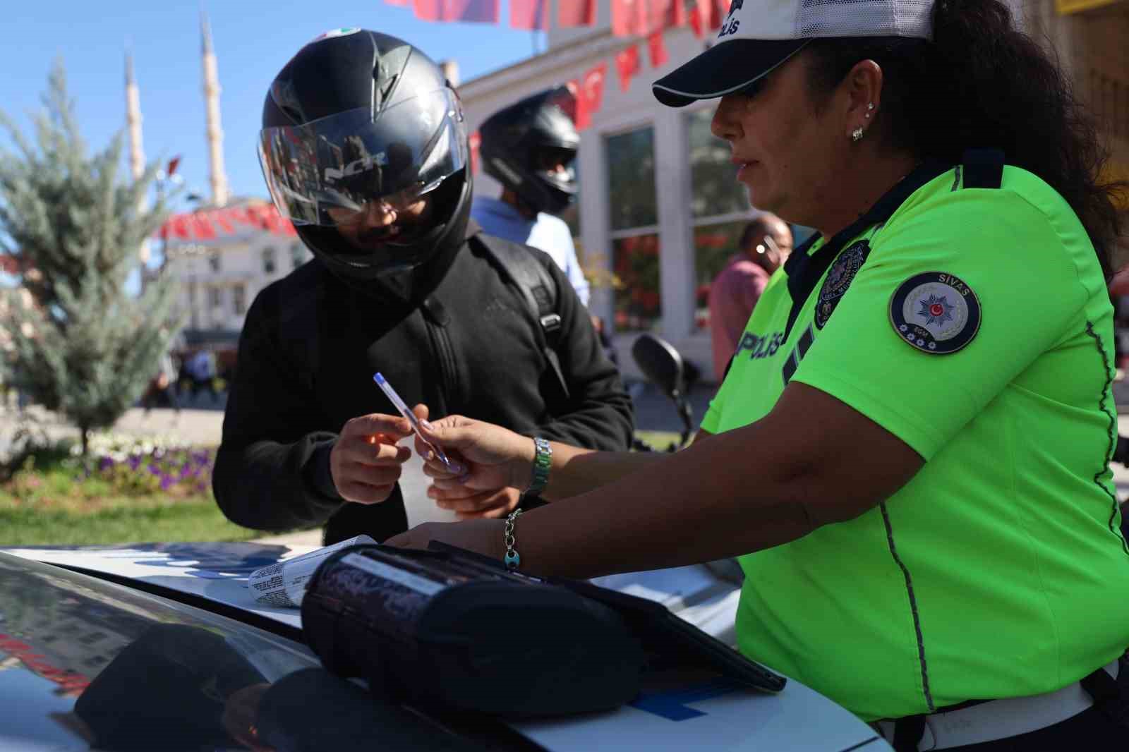 Kadın polise ‘Komutanım’ diyerek tekmil verdi: O anlar izleyenleri güldürdü