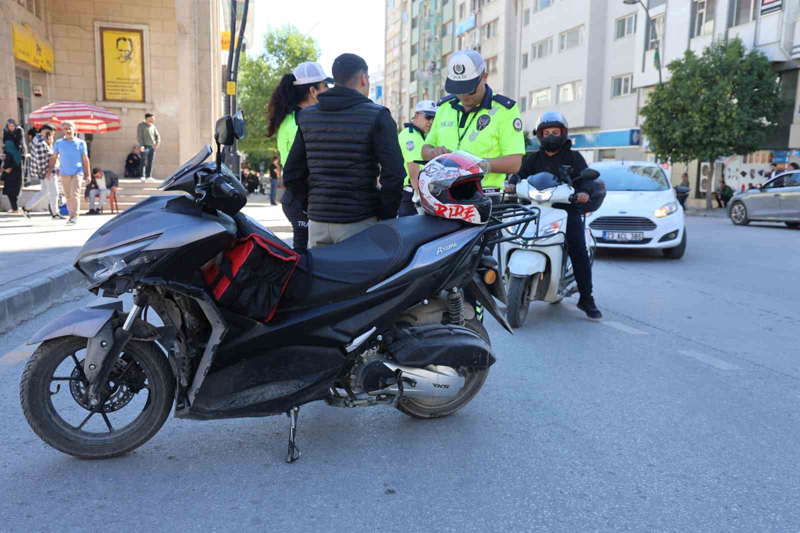 Kadın polise ‘Komutanım’ diyerek tekmil verdi: O anlar izleyenleri güldürdü