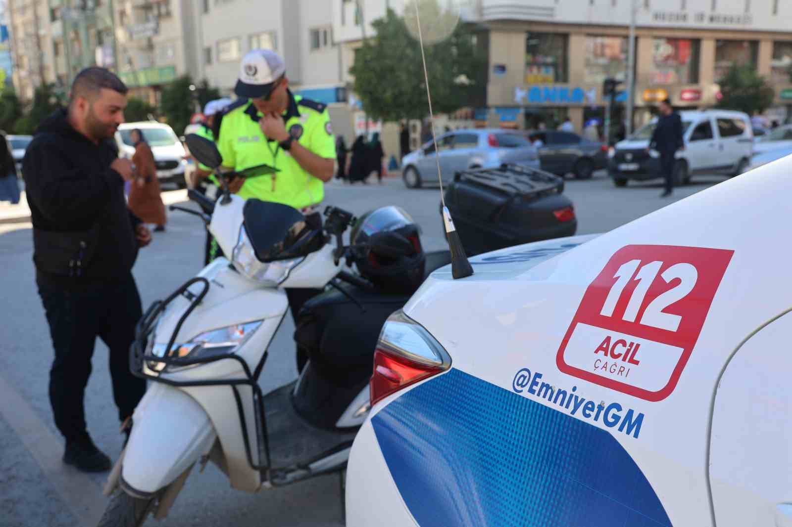 Kadın polise ‘Komutanım’ diyerek tekmil verdi: O anlar izleyenleri güldürdü