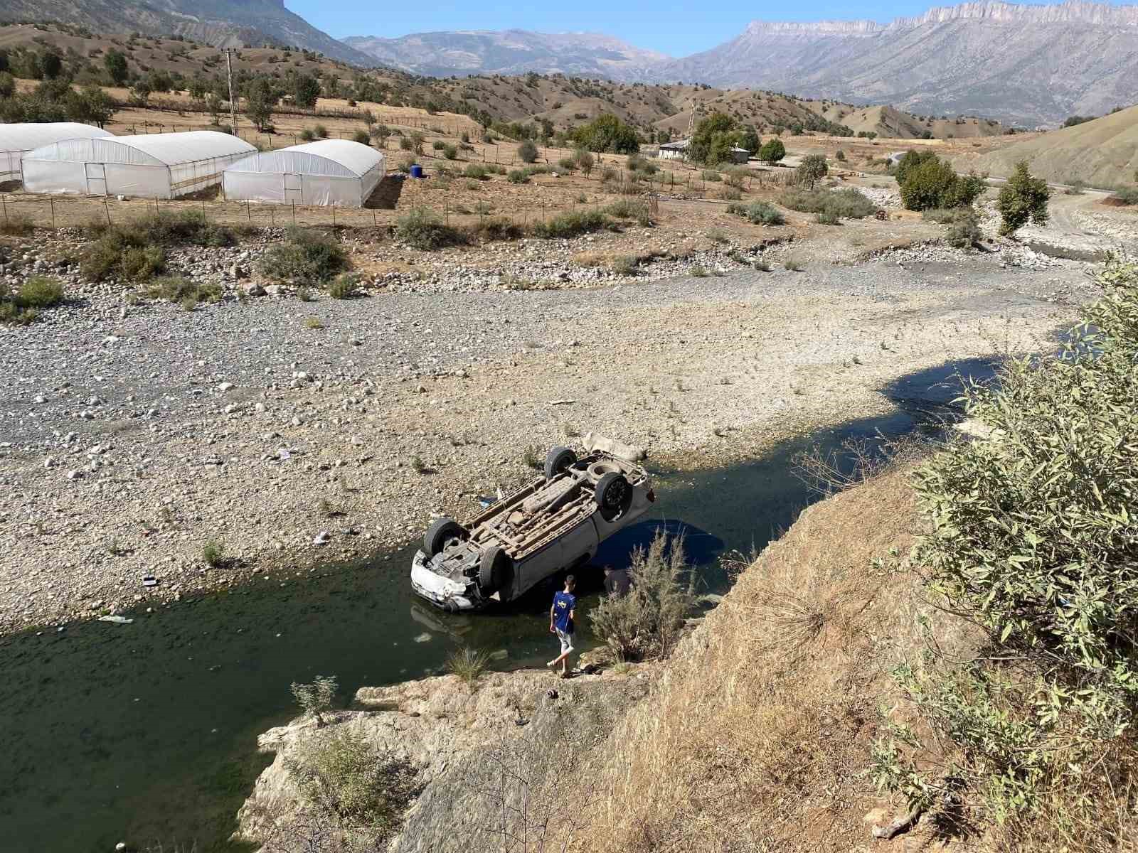 Hakkari’de kamyonet şarampole yuvarlandı: 1 yaralı