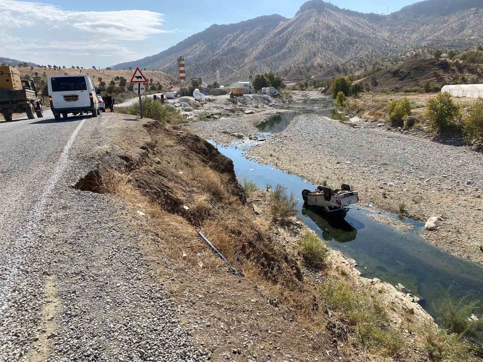 Hakkari’de kamyonet şarampole yuvarlandı: 1 yaralı