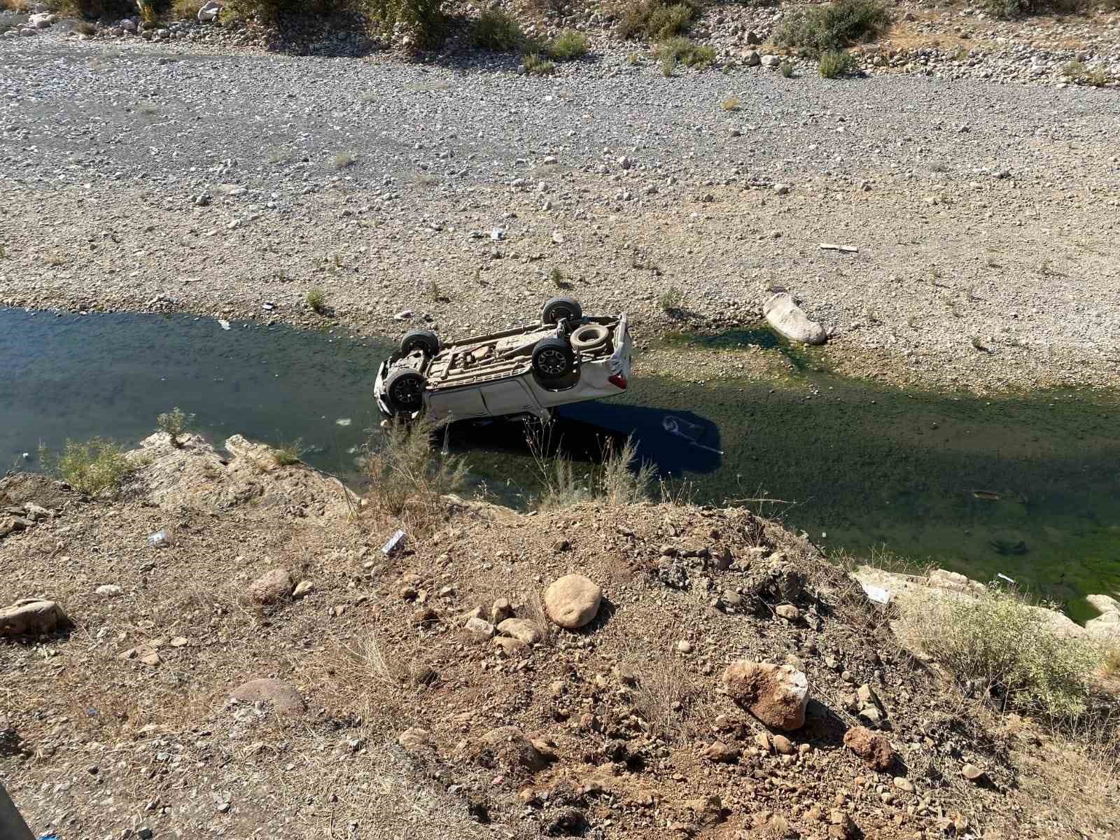 Hakkari’de kamyonet şarampole yuvarlandı: 1 yaralı