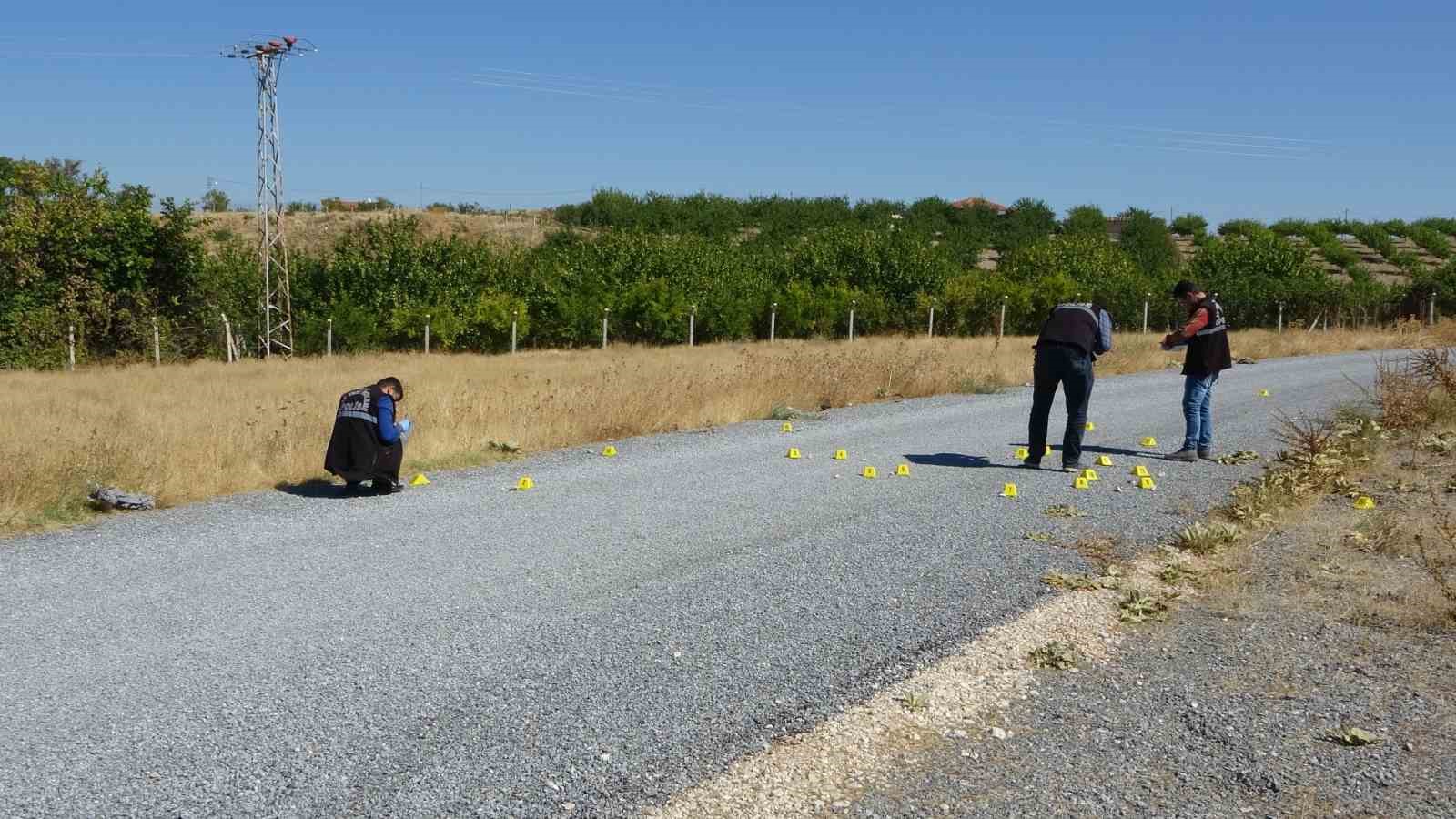 İki grubun mezarlıktaki silahlı çatışmasında kurşunlar havada uçuştu