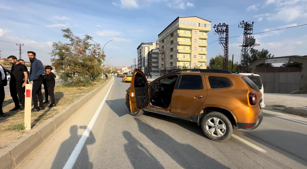 Yüksekova’da yolun karşısına geçmek isteyen kıza araba çarptı