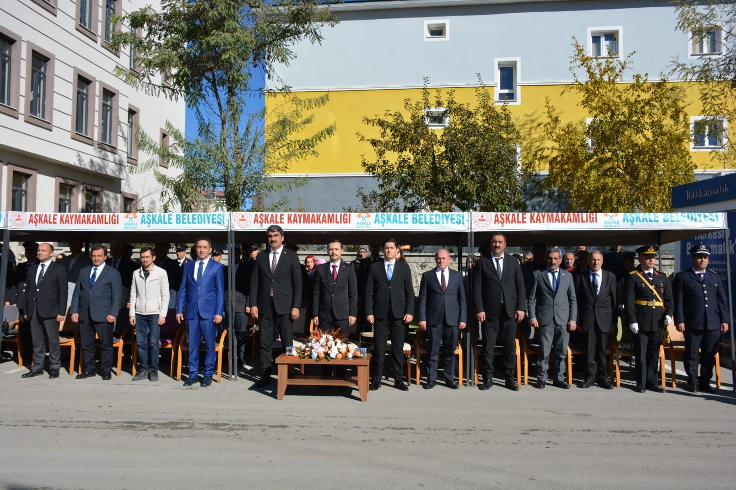 Minik seyirci halk oyunları ekibine eşlik ederek izleyenleri gülümsetti