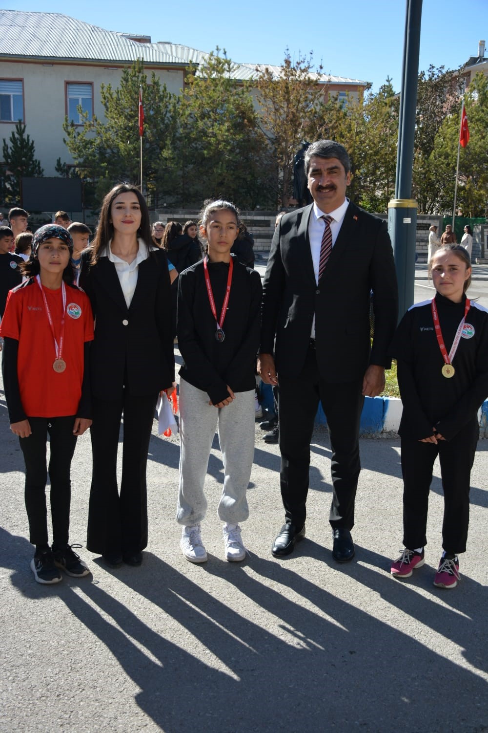 Minik seyirci halk oyunları ekibine eşlik ederek izleyenleri gülümsetti