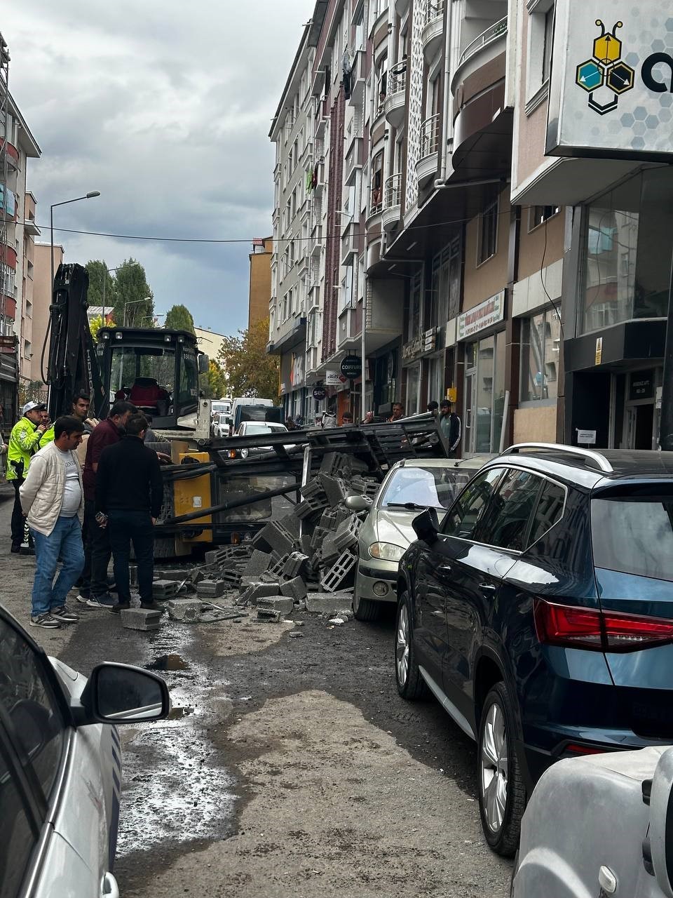 İnşaata Forklift tuğlaları taşırken otomobilin üzerine devrildi