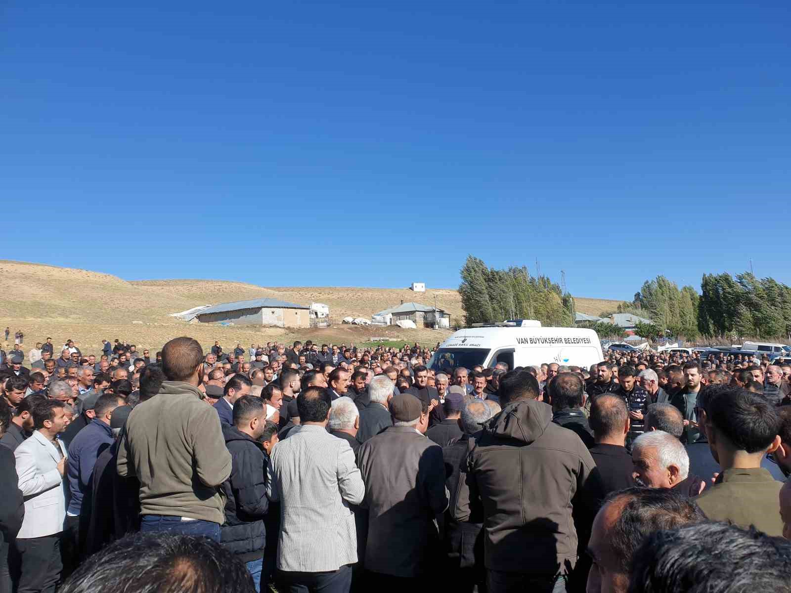 Trafik kazasında hayatını kaybeden AK Partili baba ve oğlu yana yana toprağa verildi