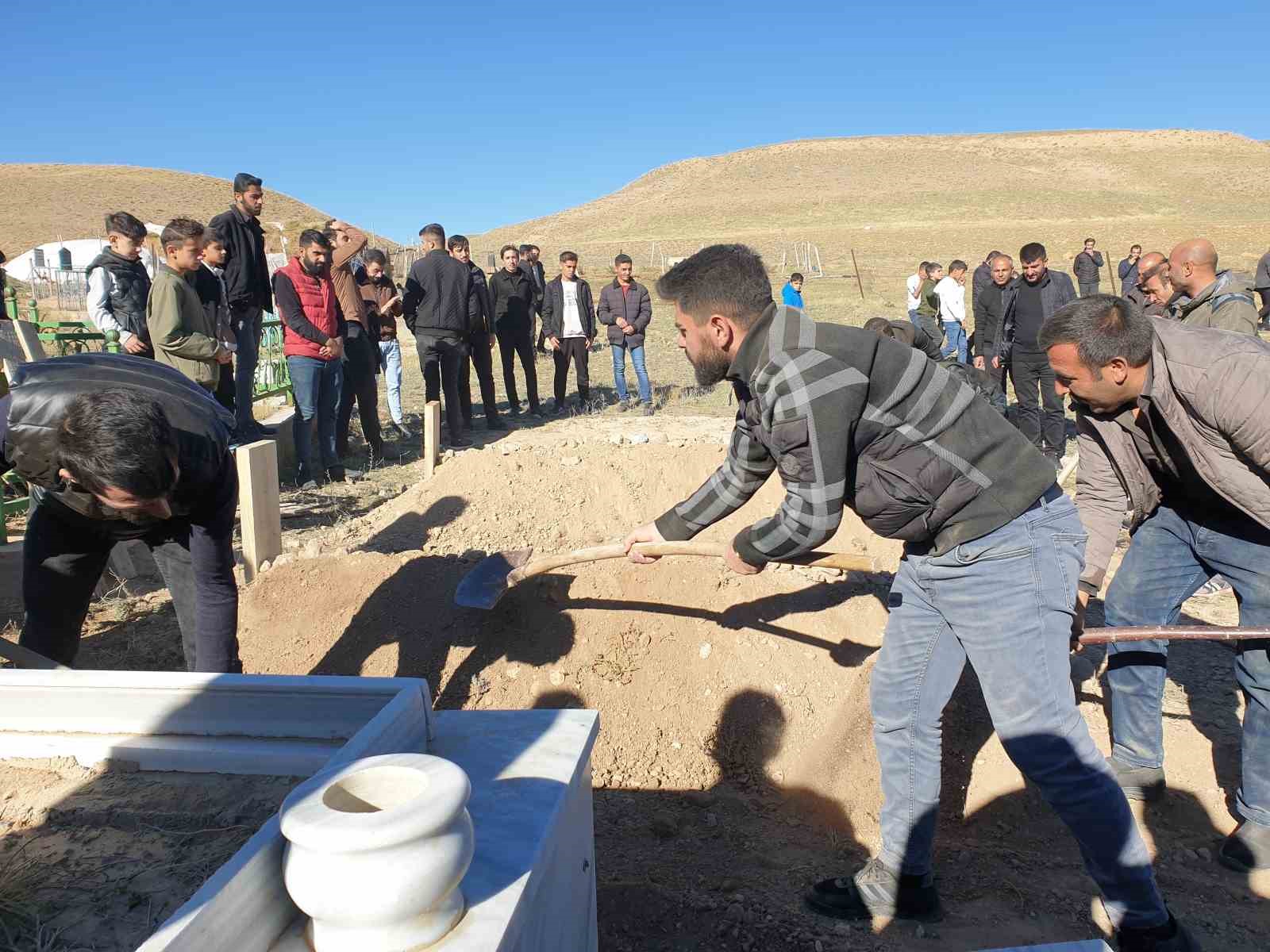 Trafik kazasında hayatını kaybeden AK Partili baba ve oğlu yana yana toprağa verildi