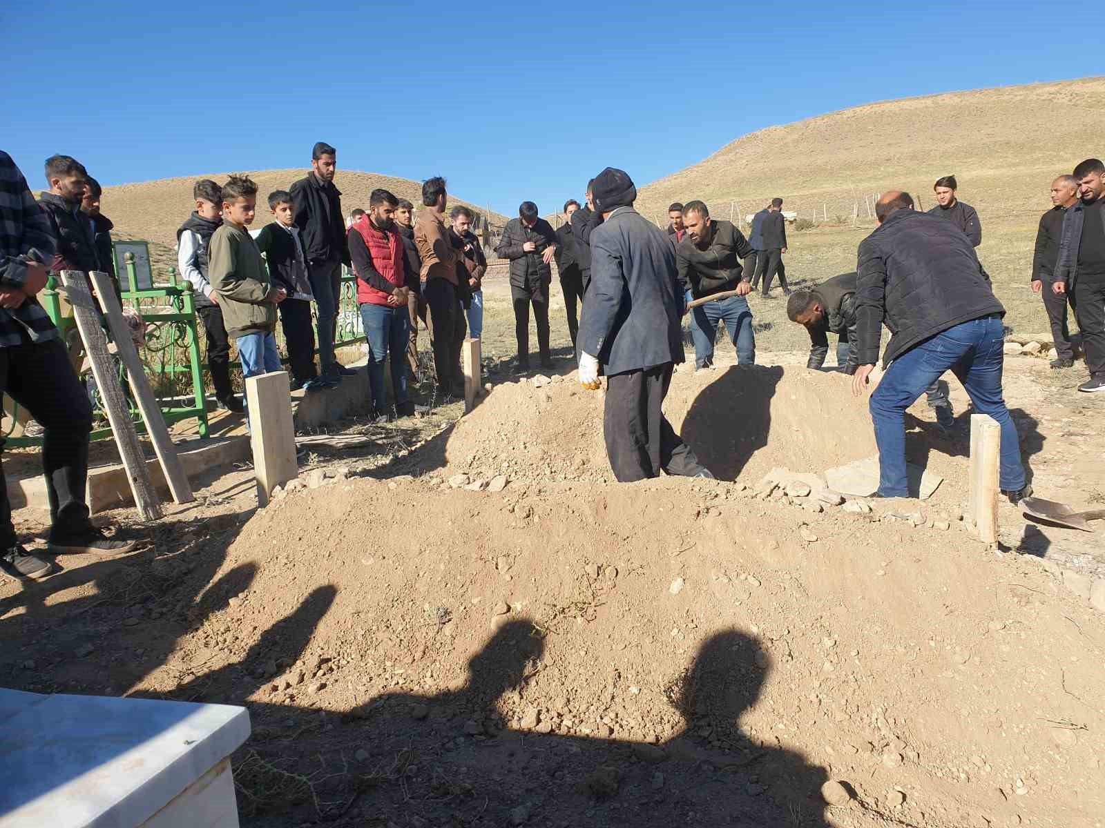 Trafik kazasında hayatını kaybeden AK Partili baba ve oğlu yana yana toprağa verildi