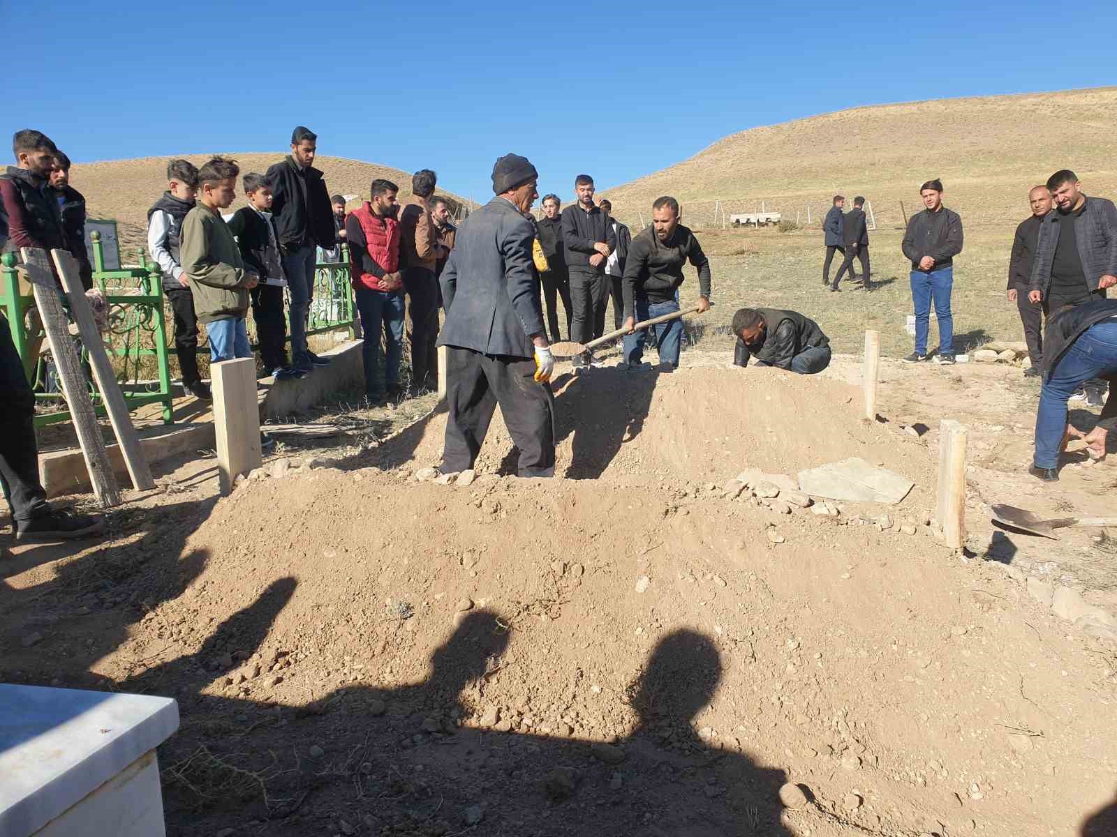 Trafik kazasında hayatını kaybeden AK Partili baba ve oğlu yana yana toprağa verildi