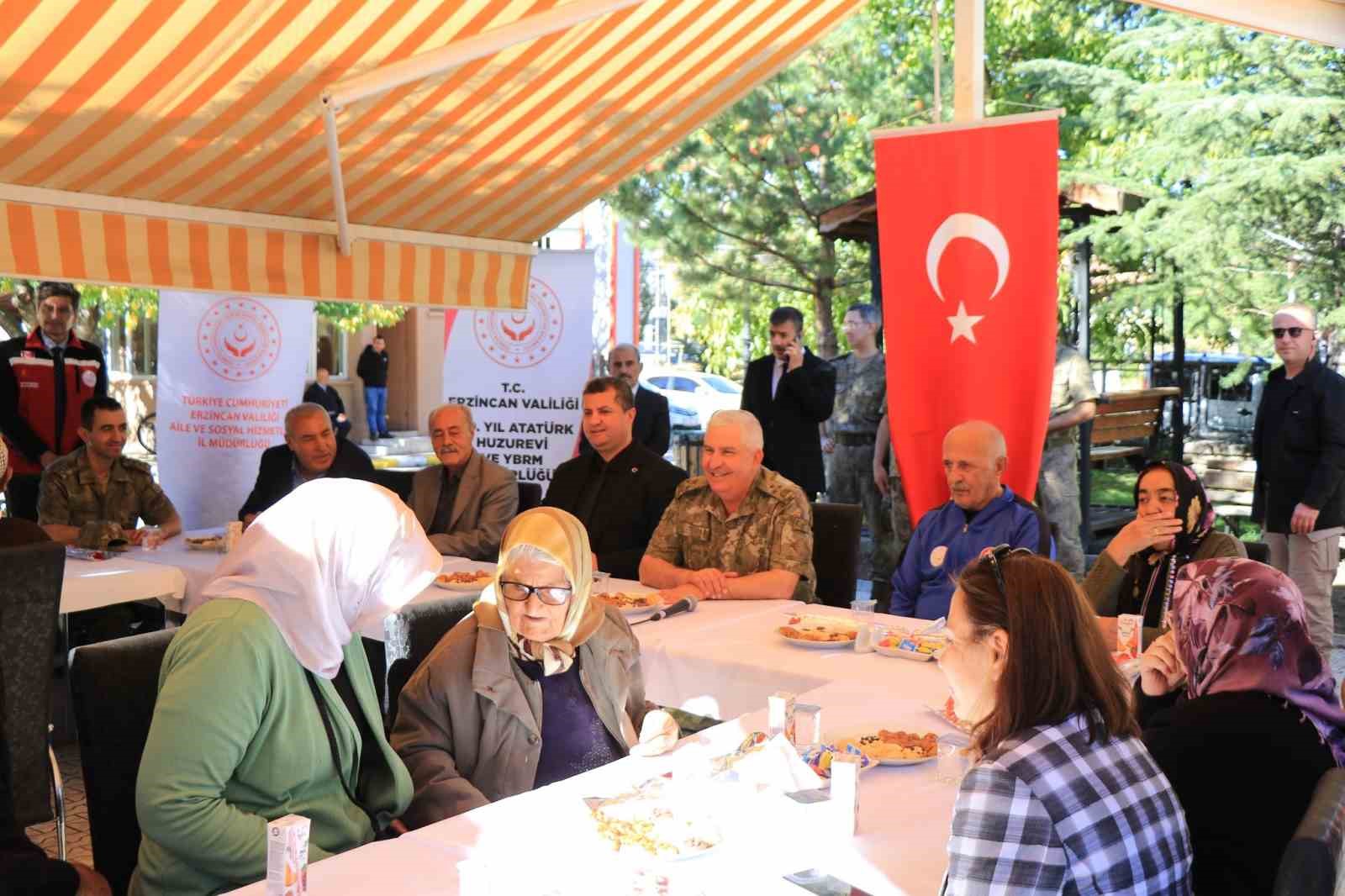 Askeri bando takımı, huzurevi sakinleri için çaldı