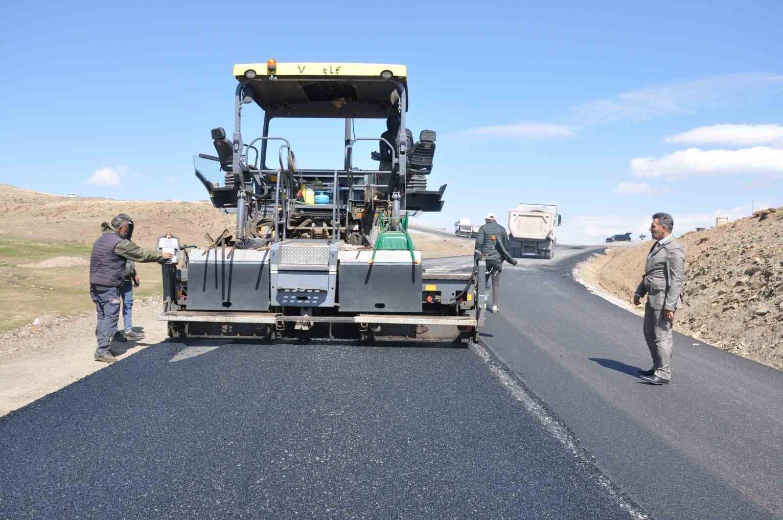 Muş’ta yollar sıcak asfaltla kaplanıyor