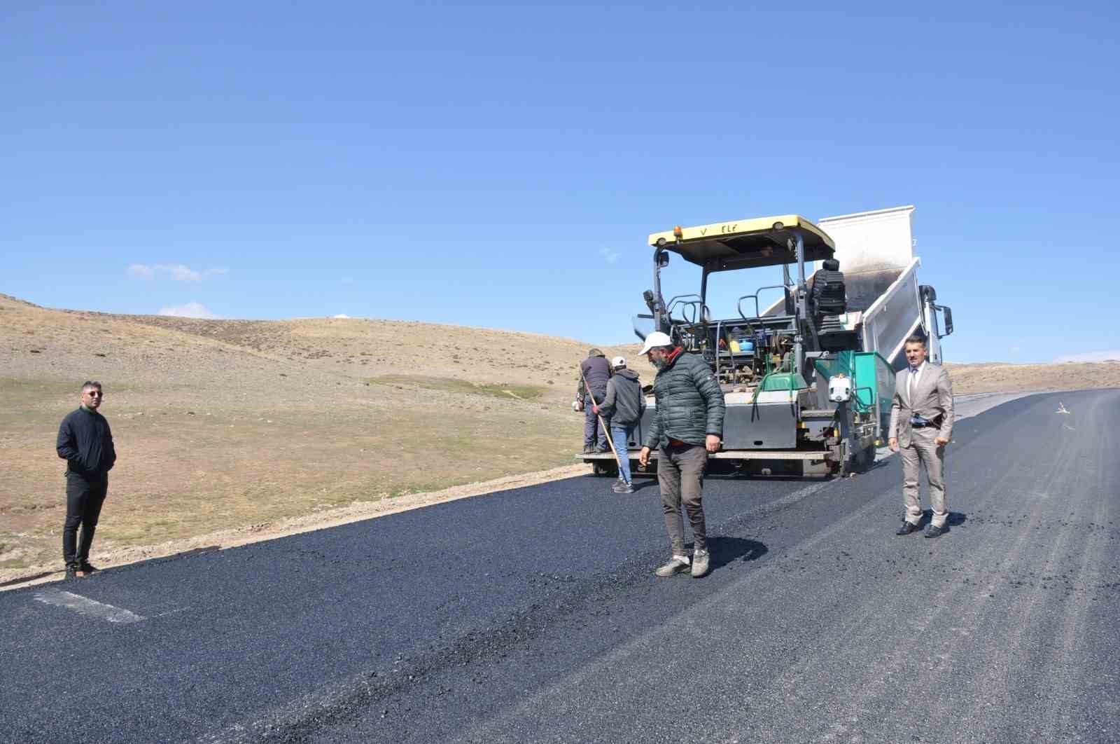 Muş’ta yollar sıcak asfaltla kaplanıyor