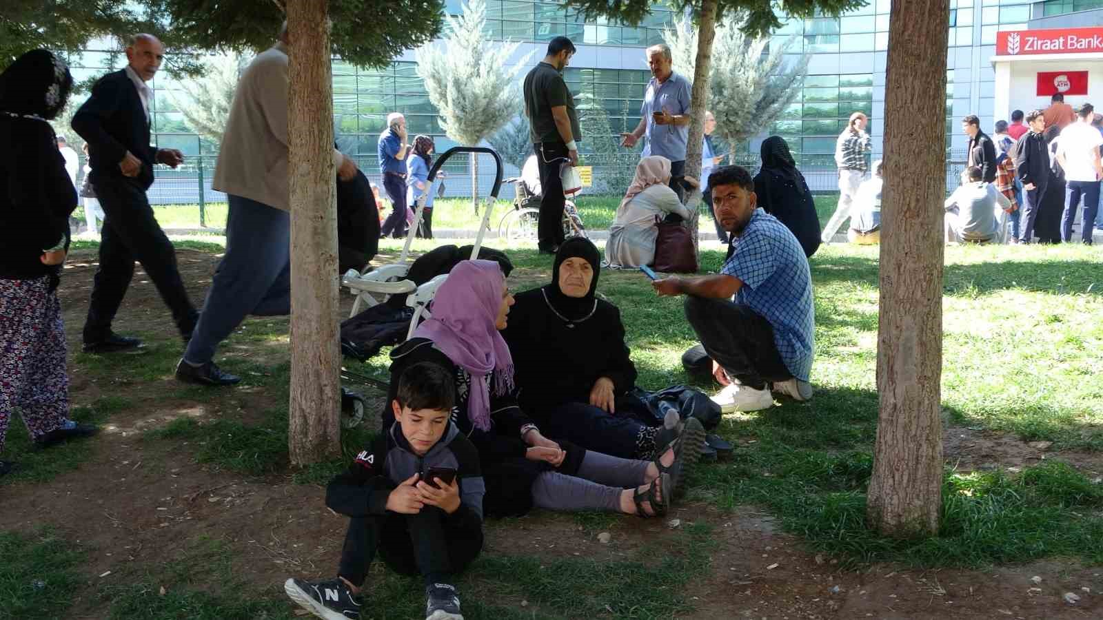 Malatya’da depreme hastanede yakalanan bazı hastalar dışarı çıkarıldı