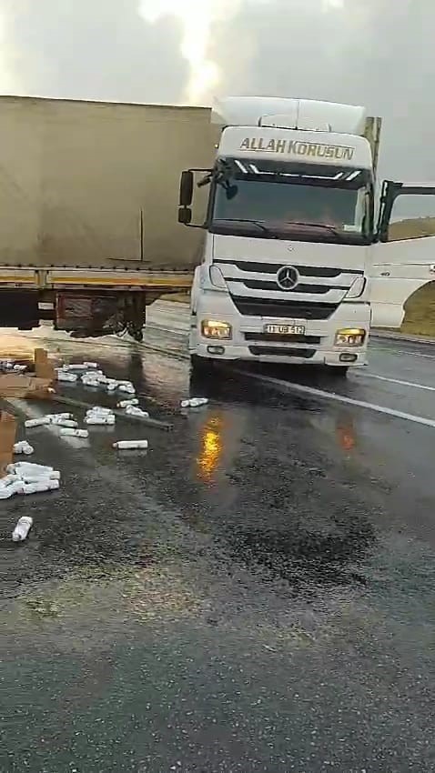 Tırın dorsesi kaydı, kozmetik ürünler yola saçıldı