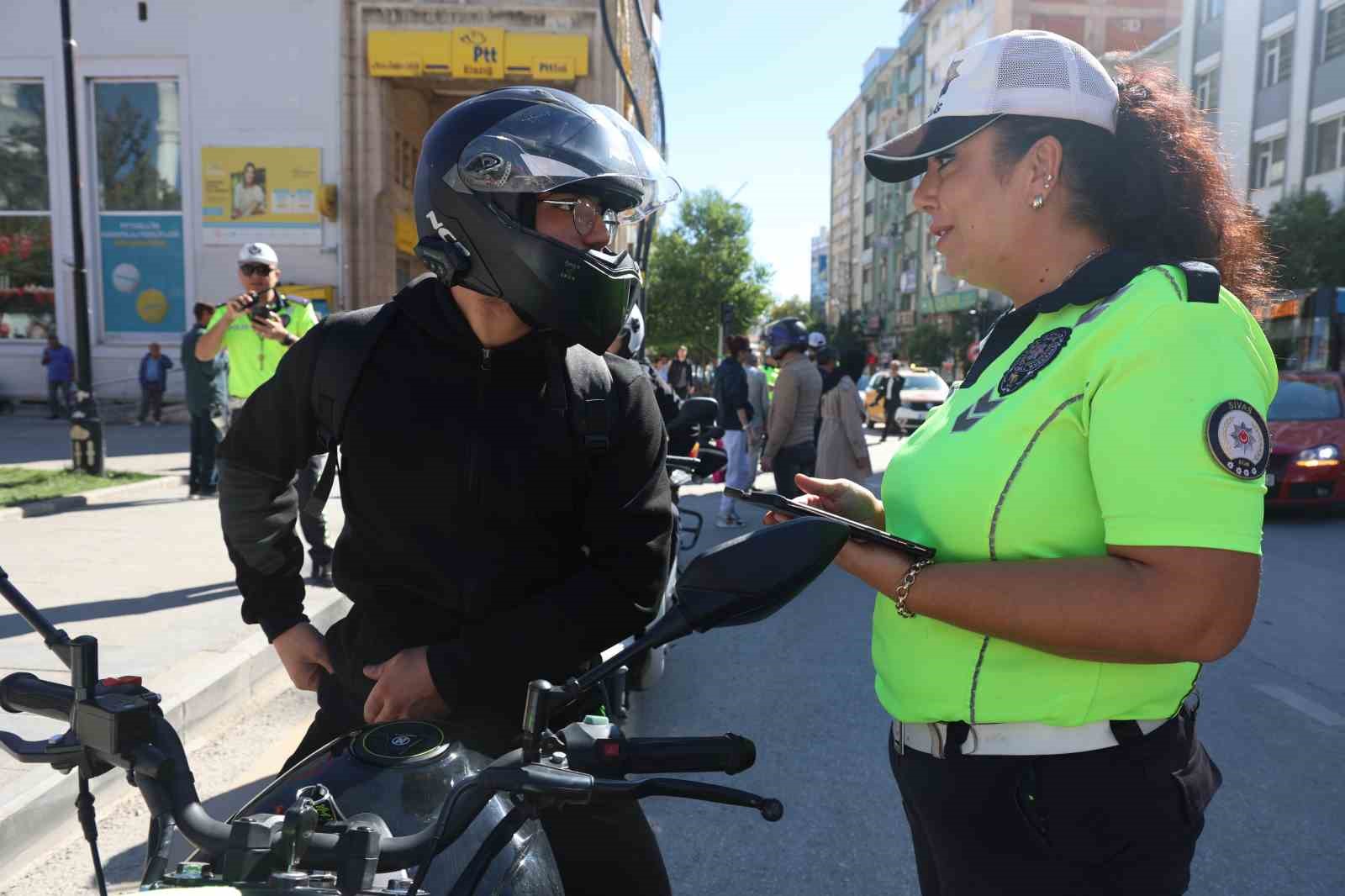 Kurallara uymayan motosiklet sürücülerine ceza yağdı