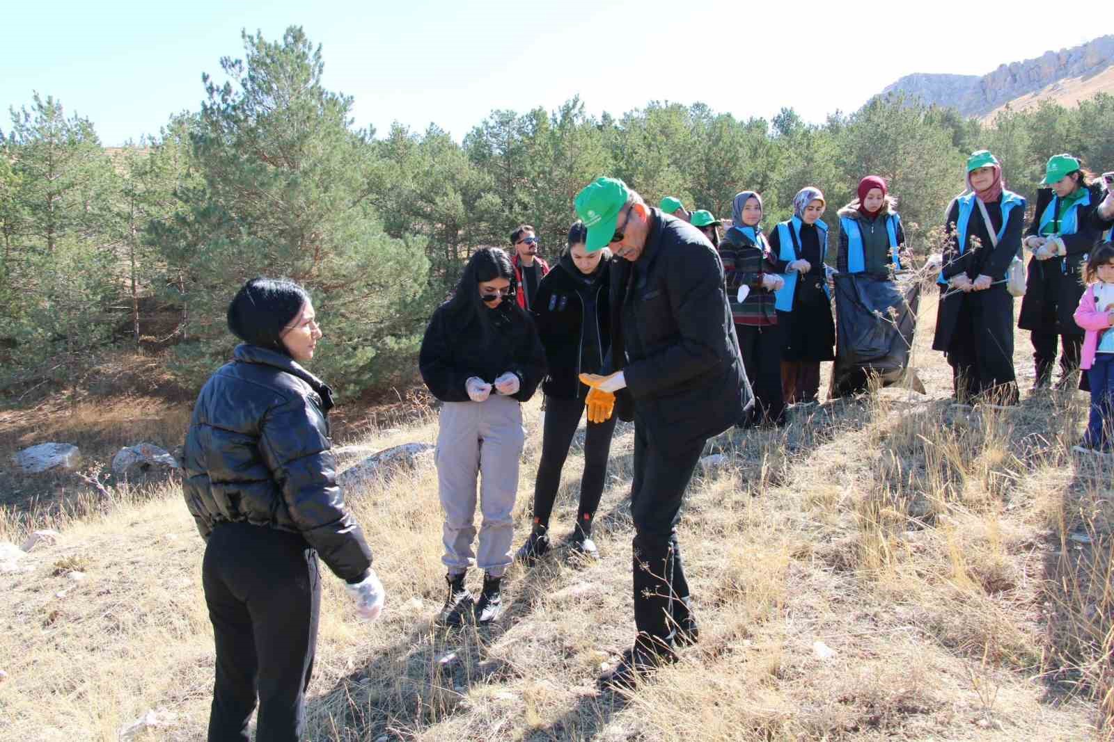 Van’da gençler ormanlık alanda temizlik yaptı