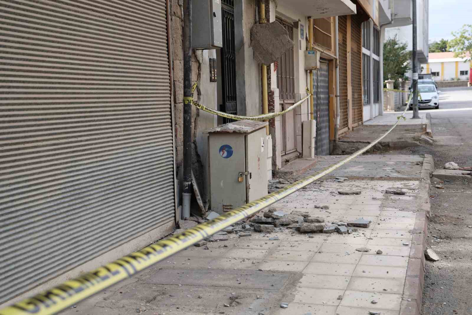 Depremde evi hasar gören vatandaş o anı anlattı: ’’Yıkılacak zannettik. Düşenler, bayılanlar ve ayağı kırılanlar oldu’’