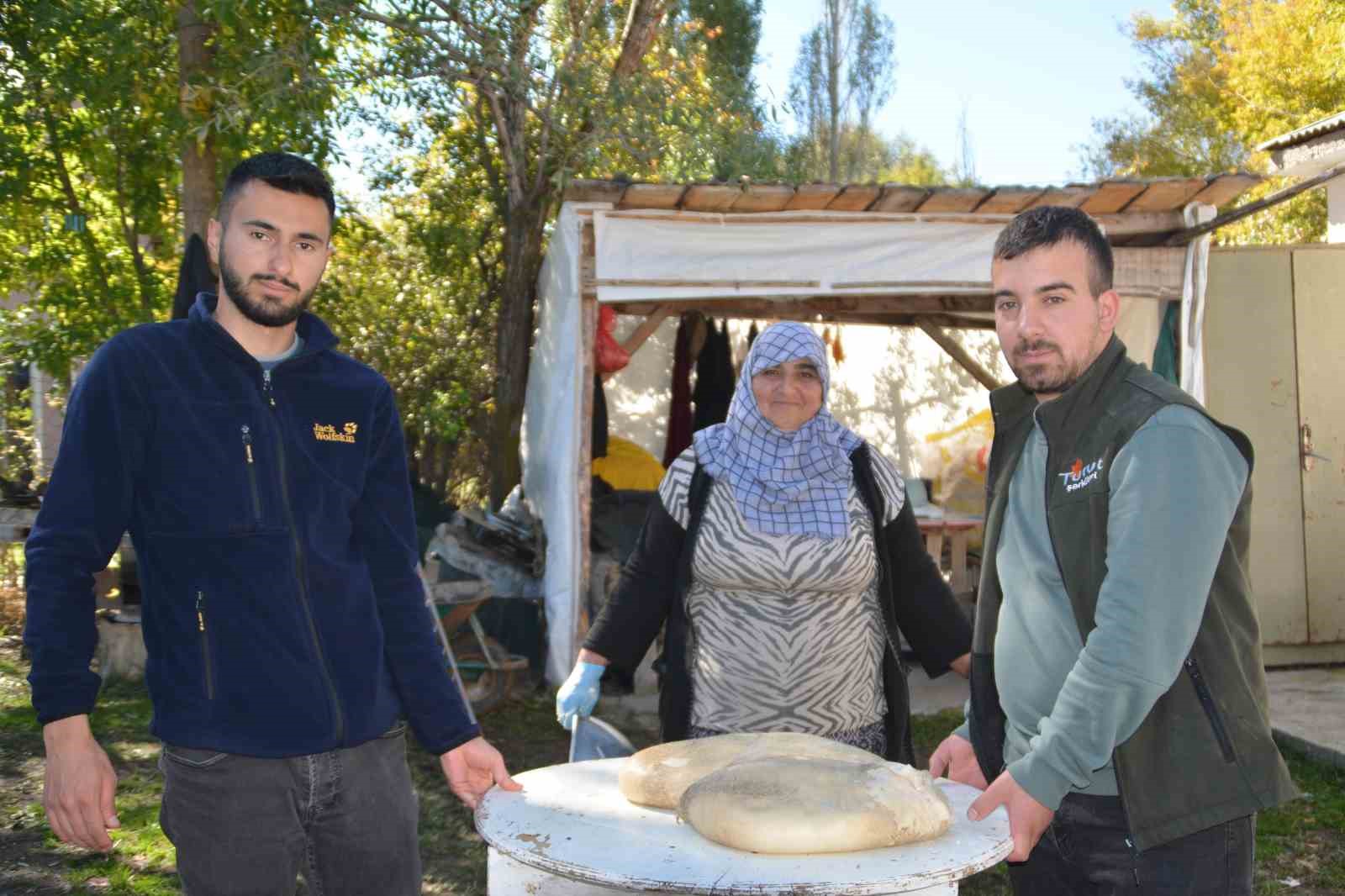 Sarıkamış’ta üretilen peynir işkembeye dolduruluyor