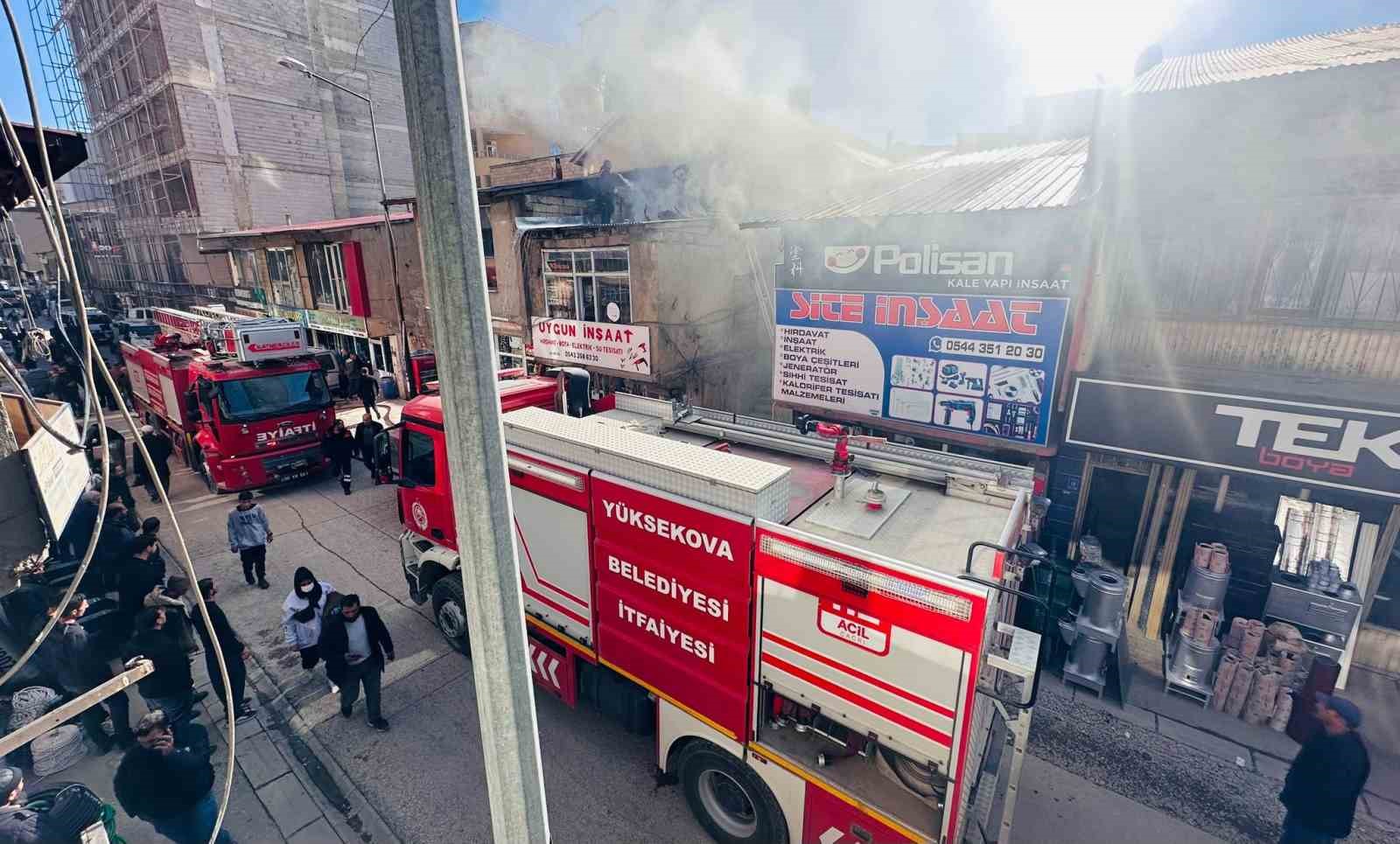 Yüksekova’da bir iş yerinde yangın çıktı