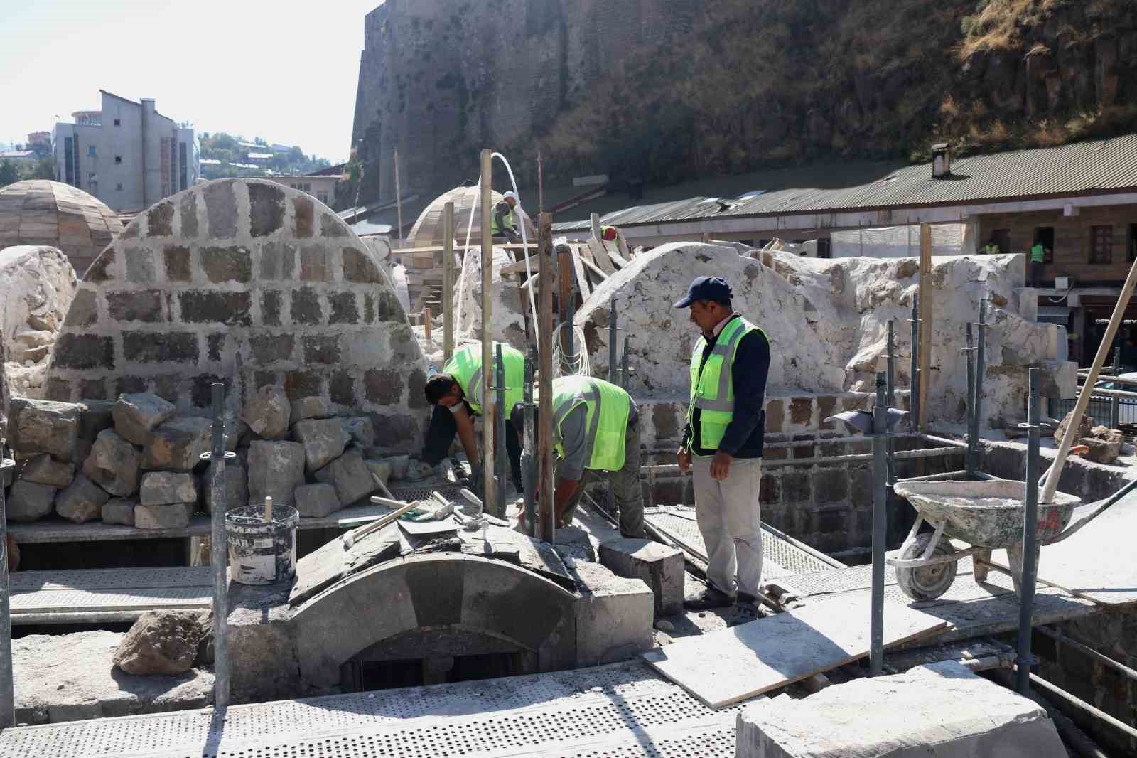 Bitlis’te yıllara meydan okuyan tarihi yapılar yeniden ayağa kaldırılıyor