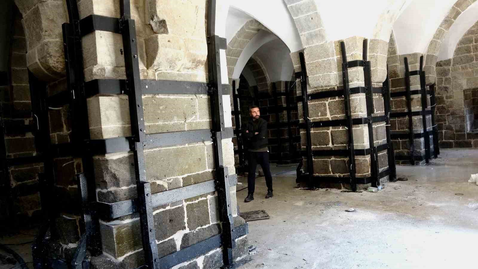 Bitlis’te yıllara meydan okuyan tarihi yapılar yeniden ayağa kaldırılıyor