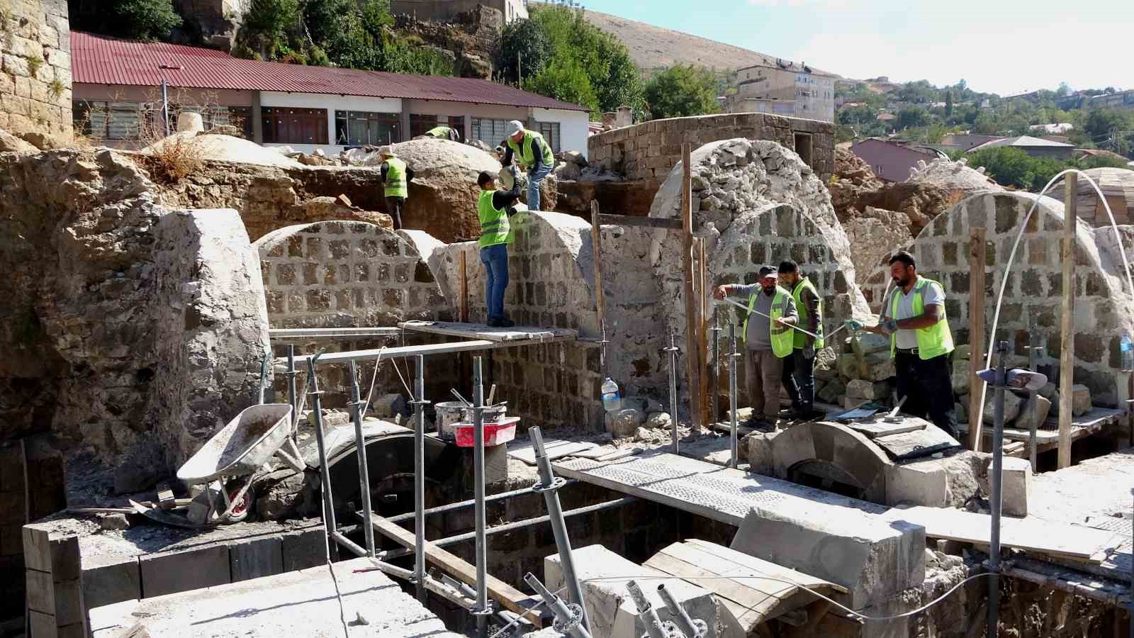 Bitlis’te yıllara meydan okuyan tarihi yapılar yeniden ayağa kaldırılıyor