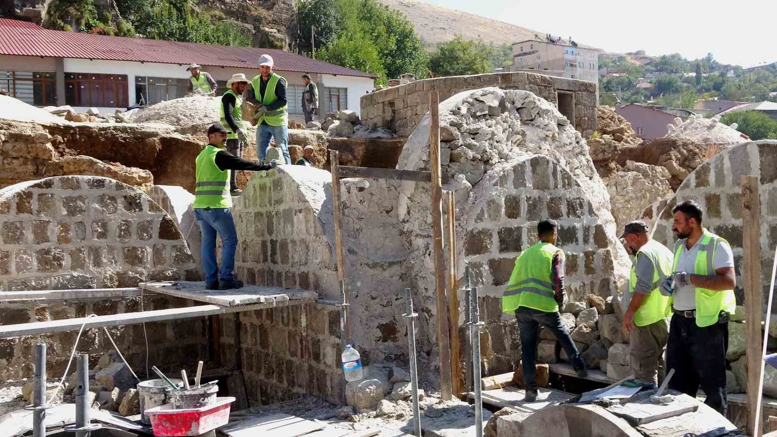 Bitlis’te yıllara meydan okuyan tarihi yapılar yeniden ayağa kaldırılıyor