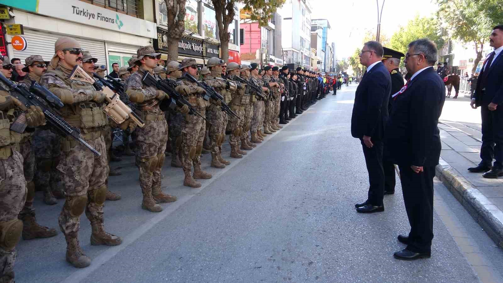 Van’da Cumhuriyet’in 101. yıl coşkusu