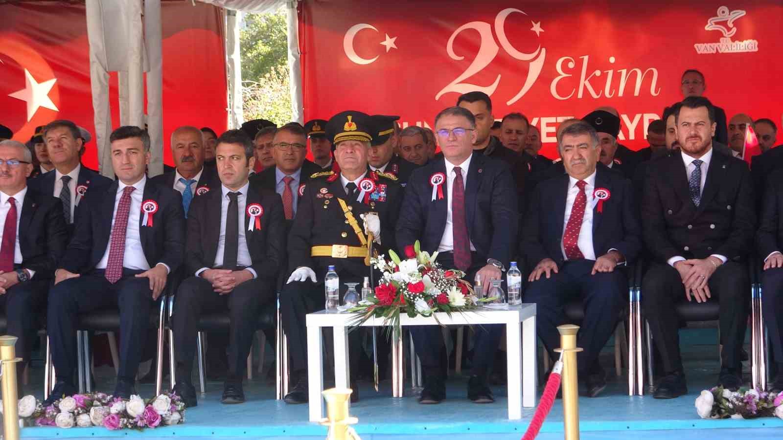 Van’da Cumhuriyet’in 101. yıl coşkusu