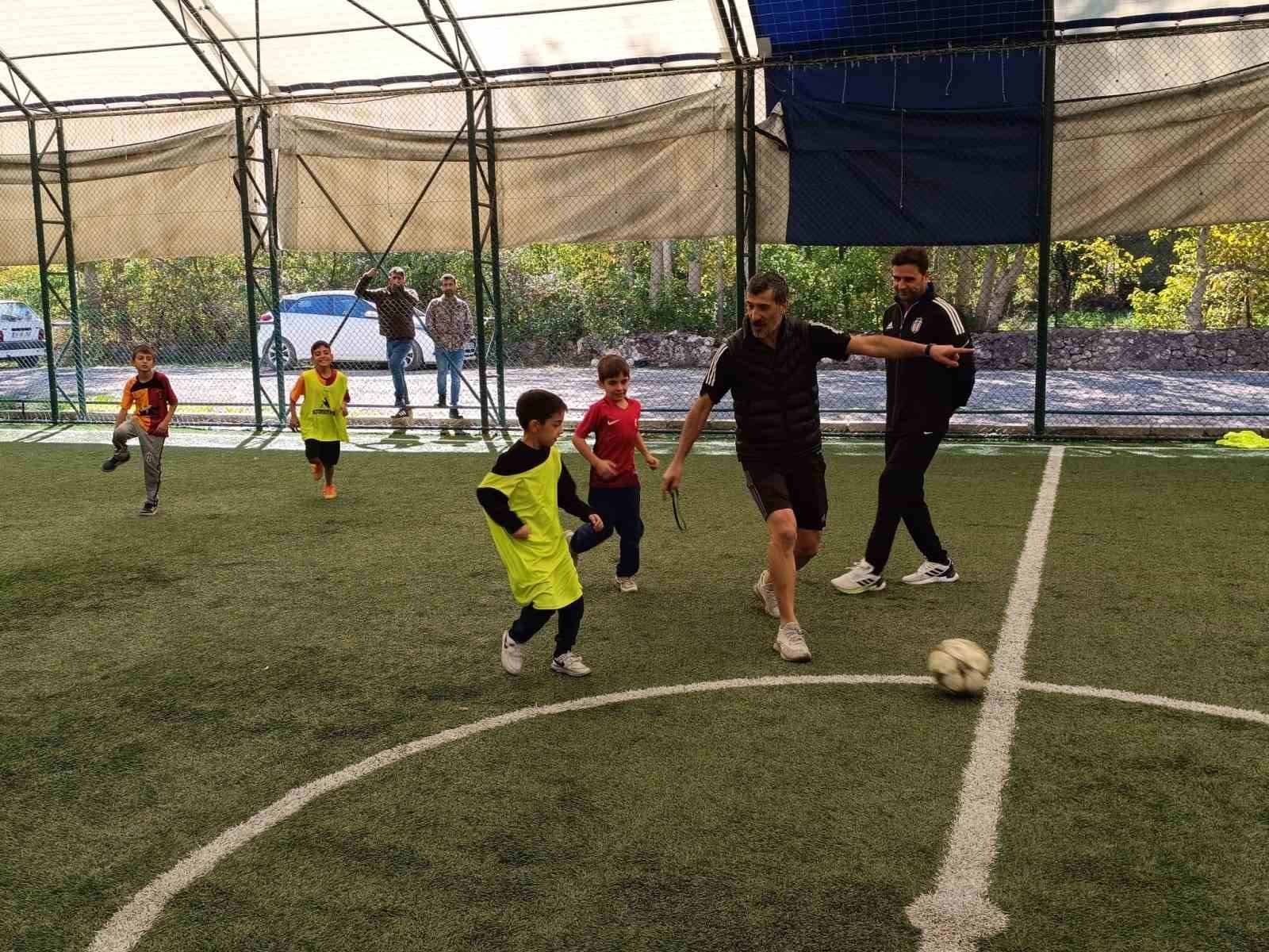 Çocuklar teknolojik oyunlara savaş açtı, futbol kursuna akın etti