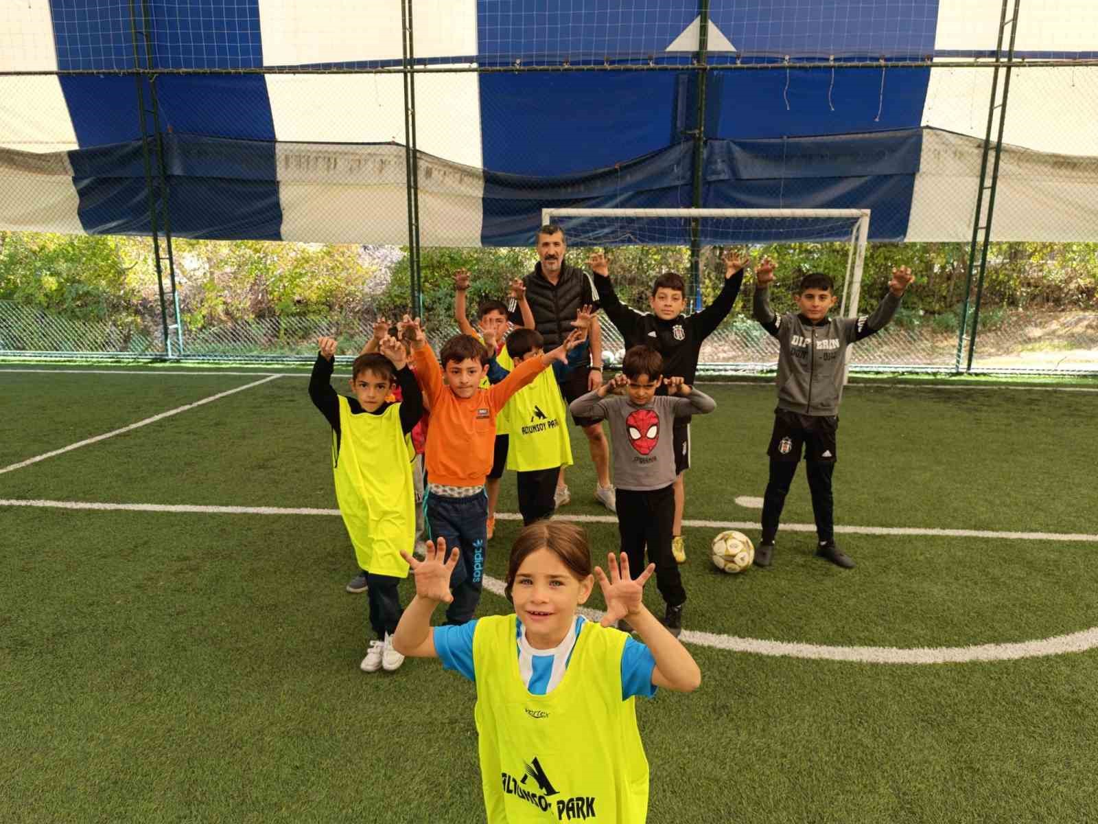 Çocuklar teknolojik oyunlara savaş açtı, futbol kursuna akın etti