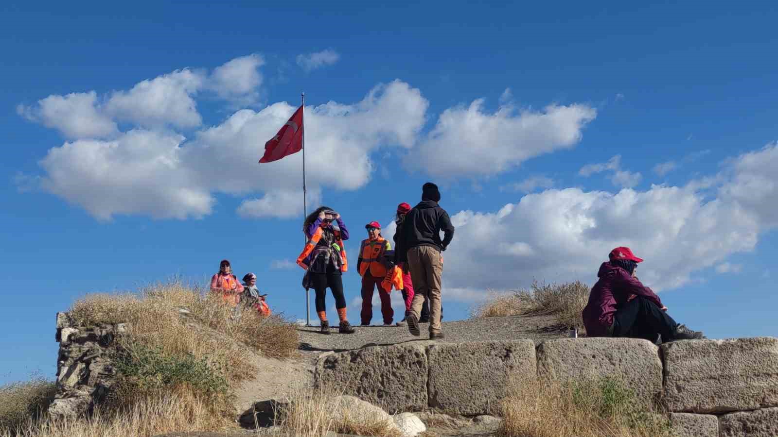 Cumhuriyet’in 101. yılını kutlamak için yola çıkan 101 kadın, Van’ın tarihi turistik yerlerini gezdi