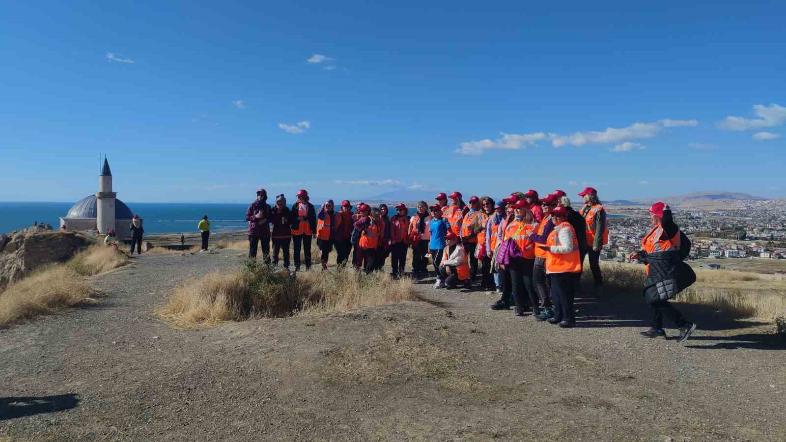 Cumhuriyet’in 101. yılını kutlamak için yola çıkan 101 kadın, Van’ın tarihi turistik yerlerini gezdi