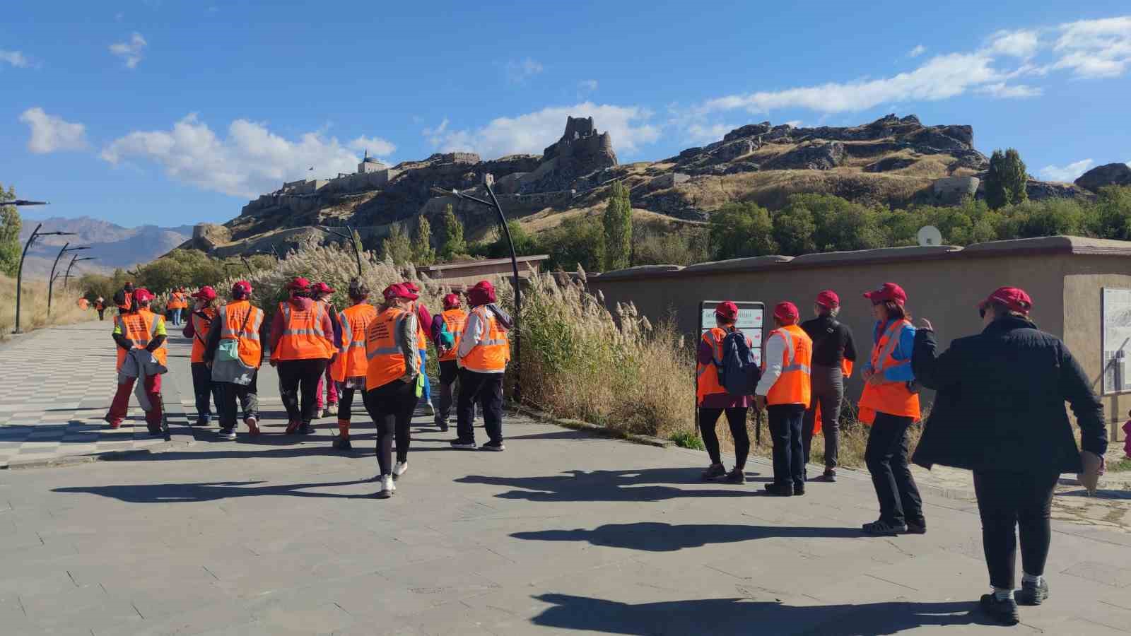 Cumhuriyet’in 101. yılını kutlamak için yola çıkan 101 kadın, Van’ın tarihi turistik yerlerini gezdi