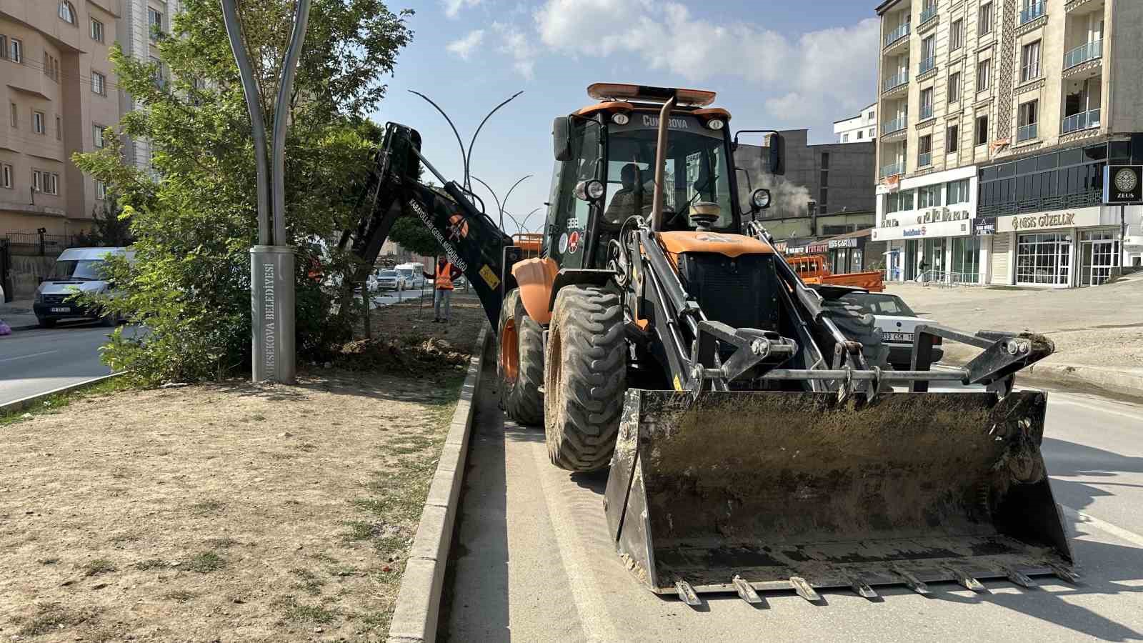 Yüksekova’da refüj yenileme çalışması