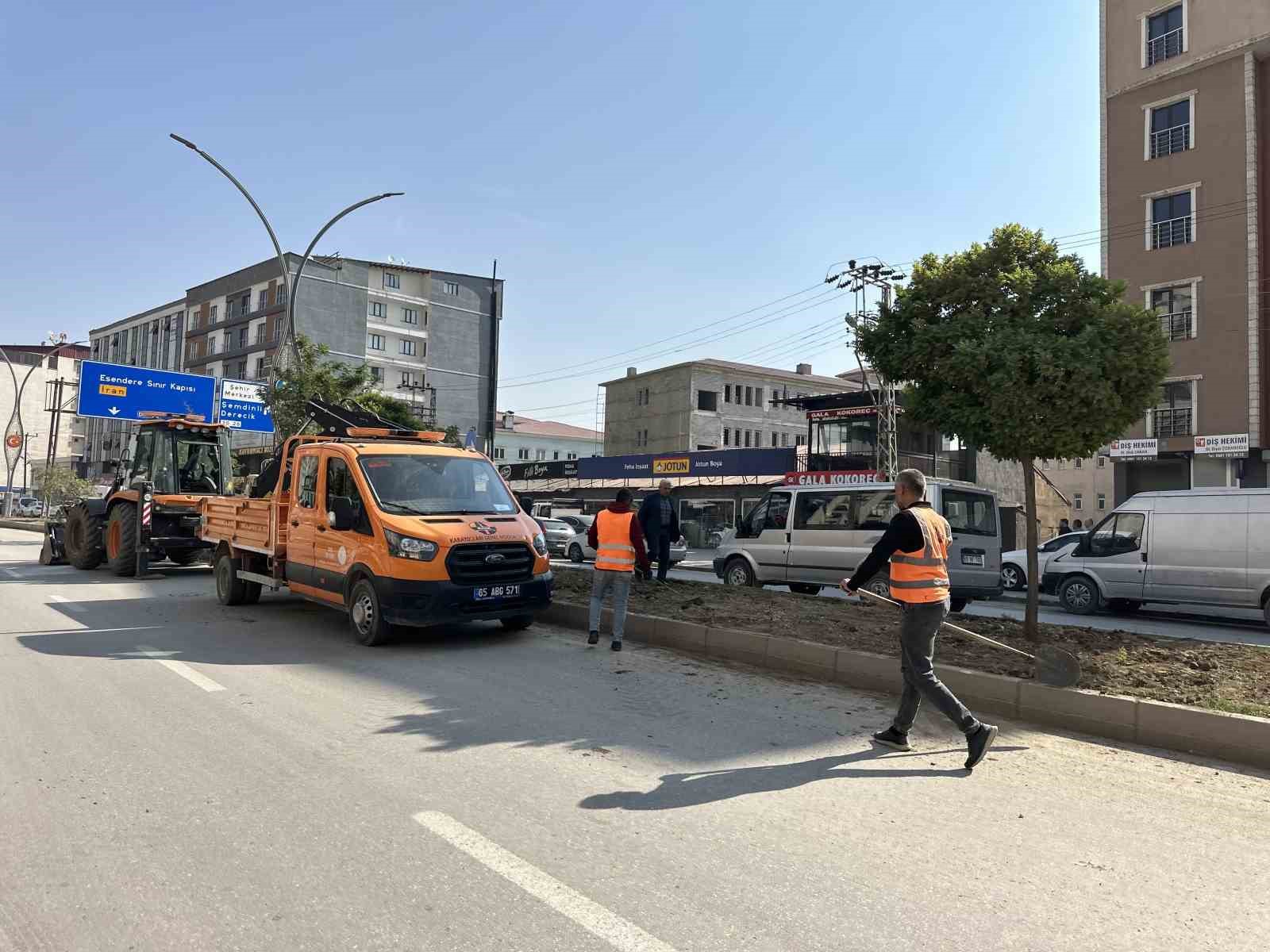 Yüksekova’da refüj yenileme çalışması