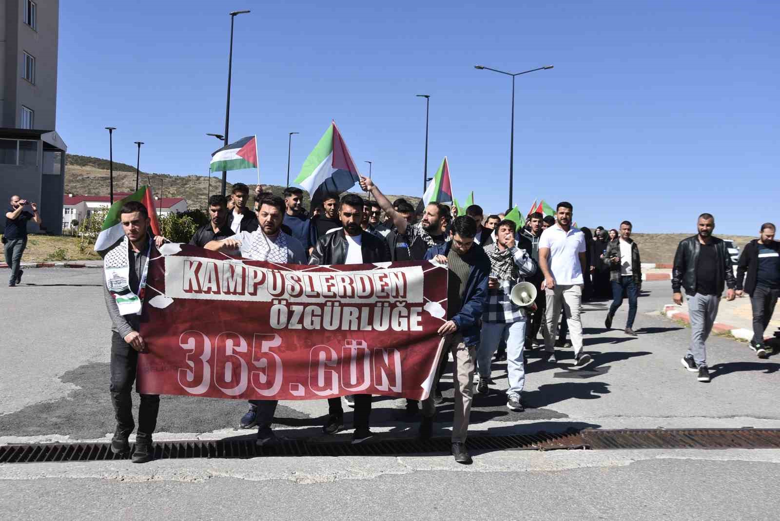 Bitlis’te üniversite öğrencileri İsrail saldırılarının yıldönümünde yürüyüş düzenledi