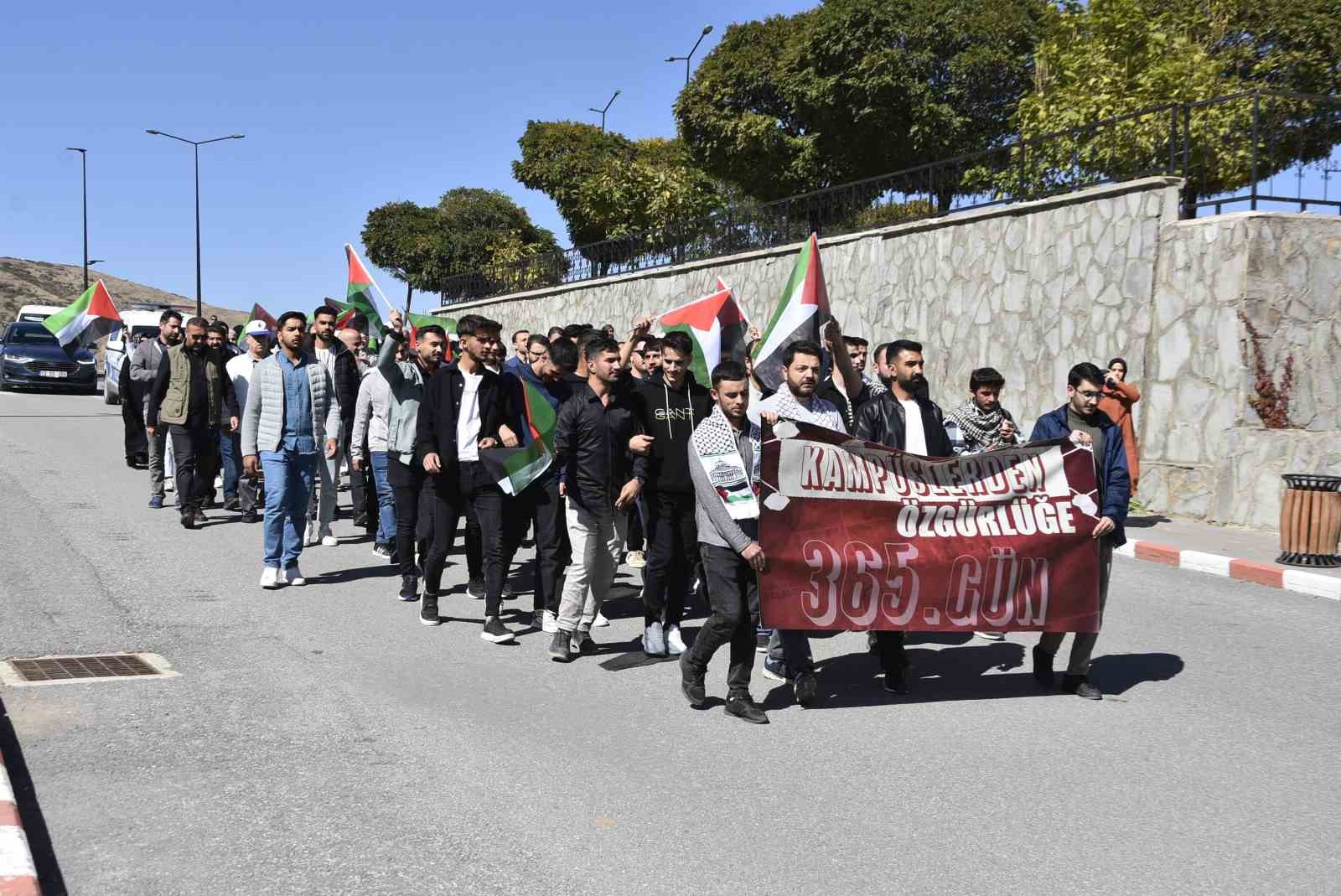 Bitlis’te üniversite öğrencileri İsrail saldırılarının yıldönümünde yürüyüş düzenledi